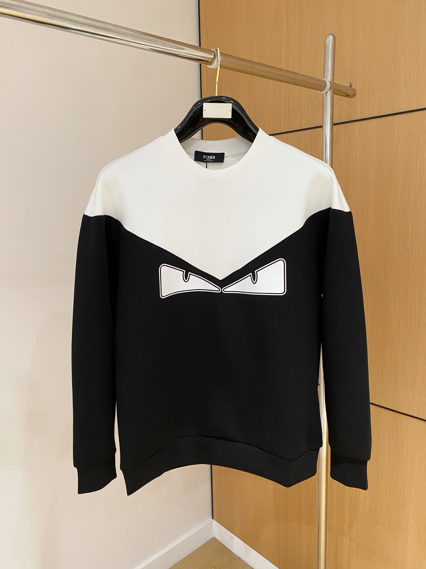 NO:628538,Fendi 2025 Autumn and Winter Men's Letter Logo Pullover Space Cotton Sweatshirt Classic OS version, simple yet stylish. Daily sports and leisure business without pressure...Customer-supplied space knitted cotton, made through a micro-knitting three-dimensional process, the inner lining is as neat as scales, super texture, breathable and comfortable, with an invincible sense of detail and soft touch. It is the first choice for single wear and inner wear! Color (Single Color)  Size XS/S/M/L,,fendi,hoodie,sweatshirts,alexander wang19860909芬迪 2025秋冬男士字母标识套头太空棉卫衣 经典OS版型,简约而不失格调.日常运动休闲商务毫无压力... 客供太空针织棉,经由微型针织立体工艺过程制作,内里鳞甲般工整,质感超强,透气舒适,细节感和触感柔更是无敌,单穿内搭首选! 颜色(单色) 尺码XS/S/M/L,,fendi,hoodie,sweatshirts,alexander wang,Men's clothing