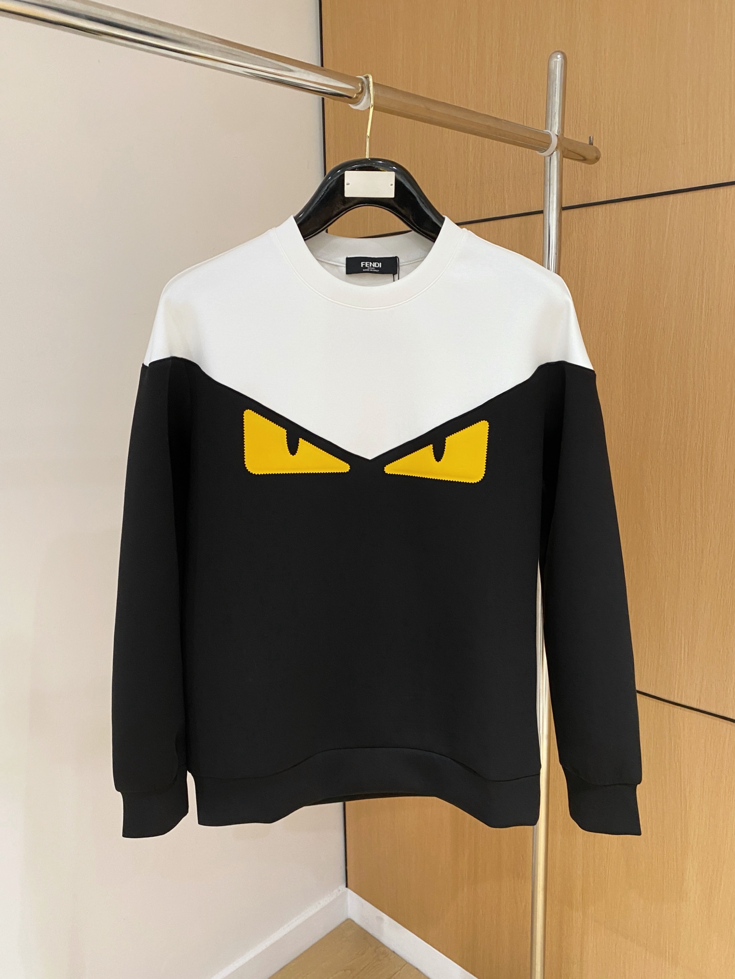 NO:628503,Fendi 2025 Autumn and Winter Men's Letter Logo Pullover Space Cotton Sweatshirt Classic OS version, simple yet stylish. Daily sports and leisure business without pressure...Customer-supplied space knitted cotton, made through a micro-knitting three-dimensional process, the inner lining is as neat as scales, super texture, breathable and comfortable, with an invincible sense of detail and soft touch. It is the first choice for single wear and inner wear! Color (Single Color)  Size XS/S/M/L,,fendi,hoodie,sweatshirts,alexander wang19860909芬迪 2025秋冬男士字母标识套头太空棉卫衣 经典OS版型,简约而不失格调.日常运动休闲商务毫无压力... 客供太空针织棉,经由微型针织立体工艺过程制作,内里鳞甲般工整,质感超强,透气舒适,细节感和触感柔更是无敌,单穿内搭首选! 颜色(单色) 尺码XS/S/M/L,,fendi,hoodie,sweatshirts,alexander wang,Men's clothing