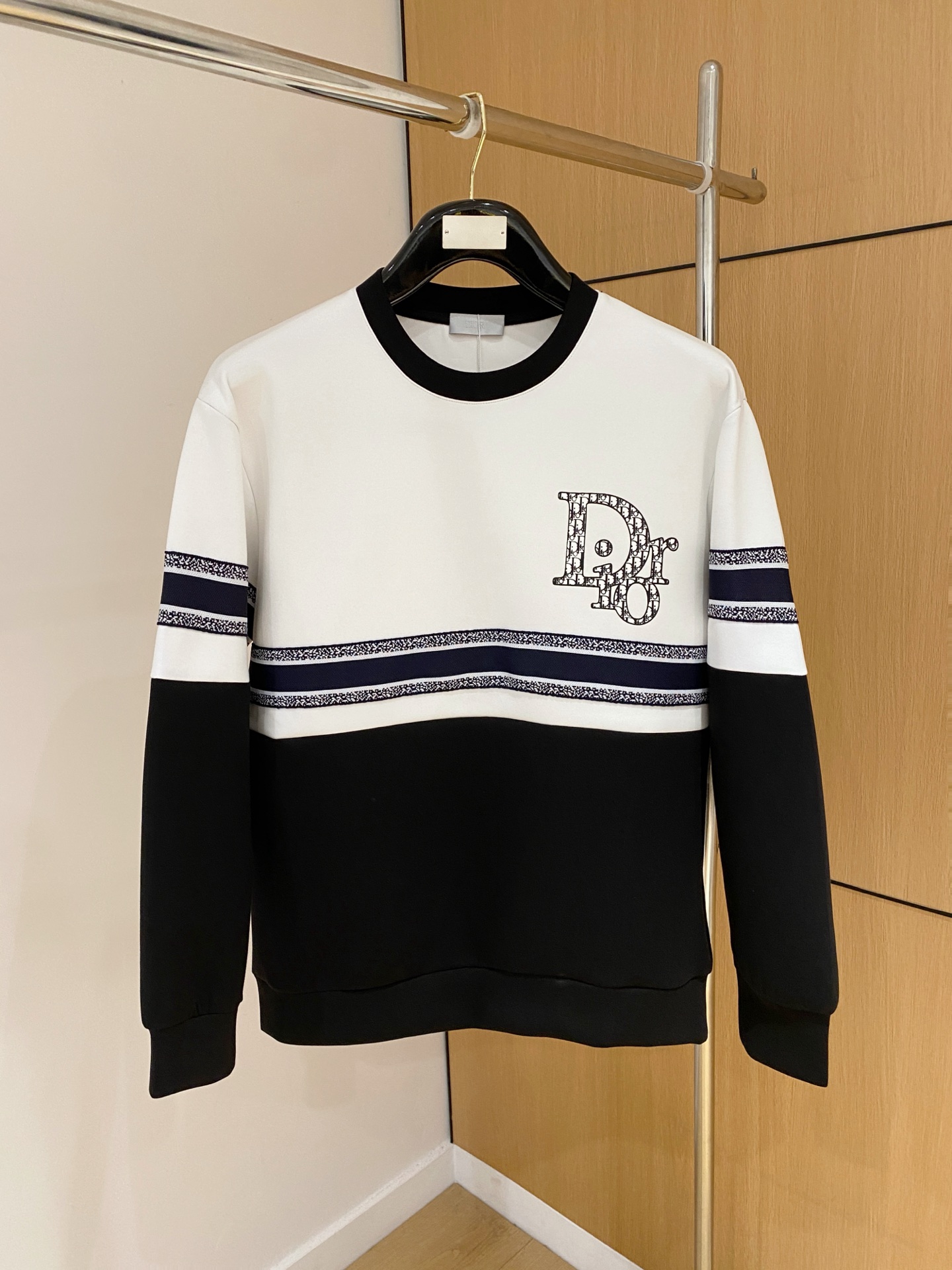 NO:628495,Dior 2025 Autumn and Winter Men's Letter Logo Pullover Space Cotton Sweatshirt Classic OS version, simple yet stylish. Daily sports and leisure business without pressure...Customer-supplied space knitted cotton, made through a micro-knitting three-dimensional process. The inside is as neat as scales, with super texture, breathable and comfortable, and an invincible sense of detail and soft touch. It is the first choice for single wear and inner wear! Color (Single Color)  Size XS/S/M/L,,dior,hoodie,sweatshirts,alexander wang19860909迪奥 2025秋冬男士字母标识套头太空棉卫衣 经典OS版型,简约而不失格调.日常运动休闲商务毫无压力... 客供太空针织棉,经由微型针织立体工艺过程制作,内里鳞甲般工整,质感超强,透气舒适,细节感和触感柔更是无敌,单穿内搭首选! 颜色(单色) 尺码XS/S/M/L,,dior,hoodie,sweatshirts,alexander wang,Men's clothing