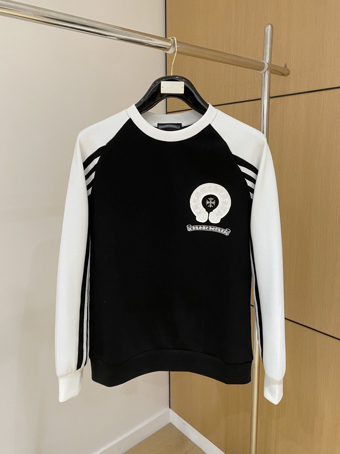 NO:628518,Kroxin 2025 Autumn and Winter Men's Letter Logo Pullover Space Cotton Sweatshirt Classic OS version, simple yet stylish. Daily sports and leisure business without pressure...Customer-supplied space knitted cotton, made through a micro-knitting three-dimensional process, the inside is as neat as scales, super texture, breathable and comfortable, the details and soft touch are invincible, the first choice for single wear and inner wear! Color (single color) Size XS/S/M/L,, chrome  hearts,hoodie,sweatshirts,alexander wang19860909克罗心 2025秋冬男士字母标识套头太空棉卫衣 经典OS版型,简约而不失格调.日常运动休闲商务毫无压力... 客供太空针织棉,经由微型针织立体工艺过程制作,内里鳞甲般工整,质感超强,透气舒适,细节感和触感柔更是无敌,单穿内搭首选! 颜色(单色) 尺码XS/S/M/L,,chrome hearts,hoodie,sweatshirts,alexander wang,Men's clothing