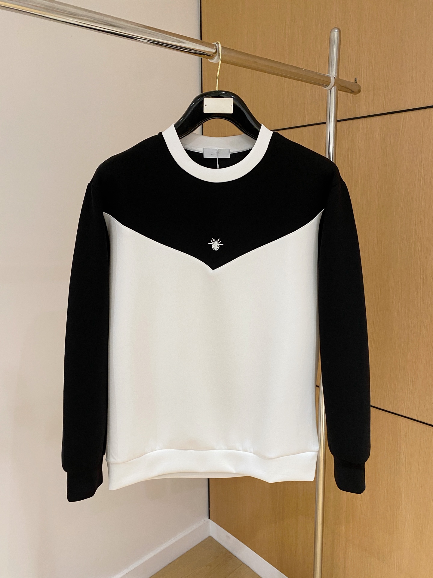 NO:628504,Dior 2025 Autumn and Winter Men's Letter Logo Pullover Space Cotton Sweatshirt Classic OS version, simple yet stylish. Daily sports and leisure business without pressure...Customer-supplied space knitted cotton, made through a micro-knitting three-dimensional process. The inside is as neat as scales, with super texture, breathable and comfortable, and an invincible sense of detail and soft touch. It is the first choice for single wear and inner wear! Color (Single Color)  Size XS/S/M/L,,dior,hoodie,sweatshirts,alexander wang19860909迪奥 2025秋冬男士字母标识套头太空棉卫衣 经典OS版型,简约而不失格调.日常运动休闲商务毫无压力... 客供太空针织棉,经由微型针织立体工艺过程制作,内里鳞甲般工整,质感超强,透气舒适,细节感和触感柔更是无敌,单穿内搭首选! 颜色(单色) 尺码XS/S/M/L,,dior,hoodie,sweatshirts,alexander wang,Men's clothing