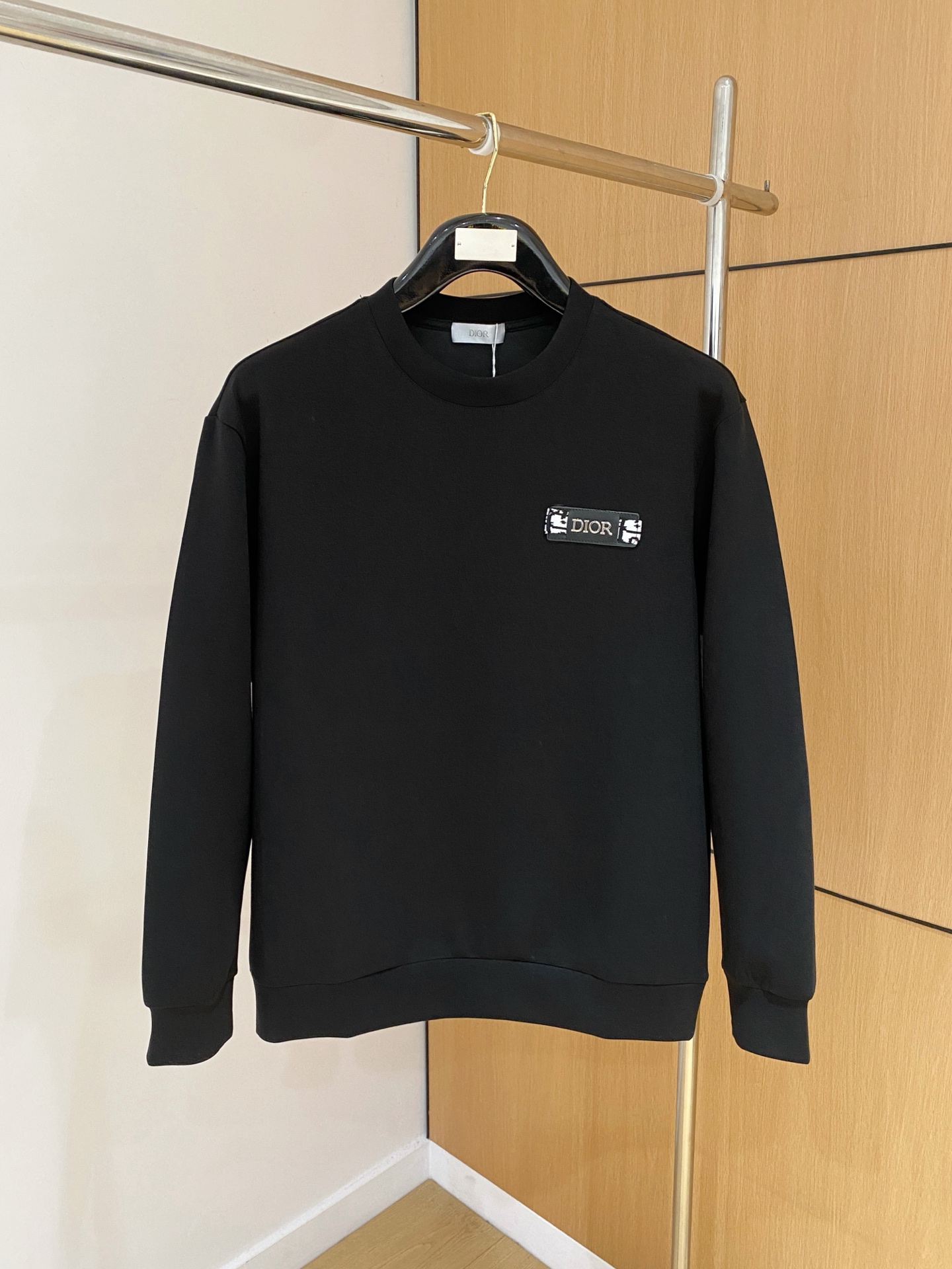 NO:628496,Dior 2025 Autumn and Winter Men's Letter Logo Pullover Space Cotton Sweatshirt Classic OS version, simple yet stylish. Daily sports and leisure business without pressure...Customer-supplied space knitted cotton, made through a micro-knitting three-dimensional process, the inner lining is as neat as scales, super texture, breathable and comfortable, with an invincible sense of detail and soft touch. It is the first choice for single wear and inner wear! Color Black White  Size XS/S/M/L,,dior,hoodie,sweatshirts,alexander wang19860909迪奥 2025秋冬男士字母标识套头太空棉卫衣 经典OS版型,简约而不失格调.日常运动休闲商务毫无压力... 客供太空针织棉,经由微型针织立体工艺过程制作,内里鳞甲般工整,质感超强,透气舒适,细节感和触感柔更是无敌,单穿内搭首选! 颜色黑色 白色 尺码XS/S/M/L,,dior,hoodie,sweatshirts,alexander wang,Men's clothing