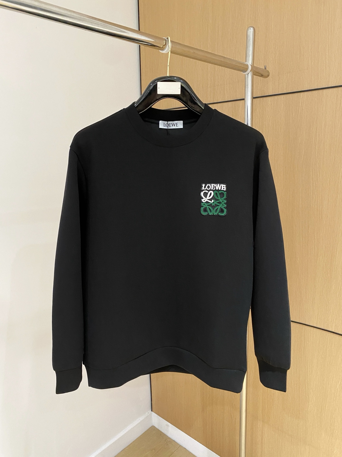 NO:628532,Loewe 2025 Autumn and Winter Men's Letter Logo Pullover Space Cotton Sweatshirt Classic OS version, simple yet stylish. No pressure for daily sports, leisure and business...Customer-supplied space knitted cotton, made through a micro-knitting three-dimensional process. The inside is as neat as scales, with super texture, breathable and comfortable, and the sense of detail and soft touch are invincible. It is the first choice for wearing alone! Color Black White  Size XS/S/M/L,,loewe,hoodie,sweatshirts,alexander wang19860909罗意威 2025秋冬男士字母标识套头太空棉卫衣 经典OS版型,简约而不失格调.日常运动休闲商务毫无压力... 客供太空针织棉,经由微型针织立体工艺过程制作,内里鳞甲般工整,质感超强,透气舒适,细节感和触感柔更是无敌,单穿内搭首选! 颜色黑色 白色 尺码XS/S/M/L,,loewe,hoodie,sweatshirts,alexander wang,Men's clothing