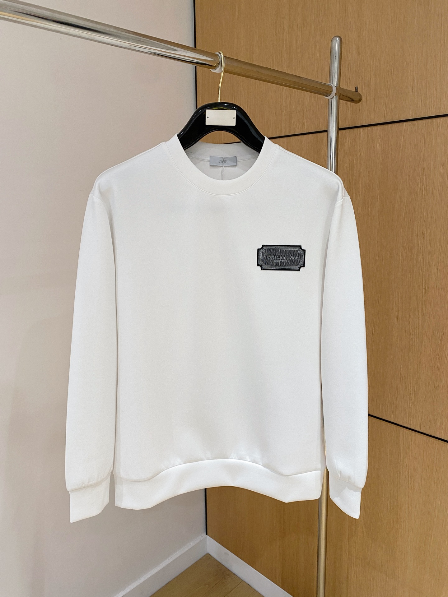 NO:628449,Dior 2025 Autumn and Winter Men's Letter Logo Pullover Space Cotton Sweatshirt Classic OS version, simple yet stylish. Daily sports and leisure business without pressure...Customer-supplied space knitted cotton, made through a micro-knitting three-dimensional process, the inner lining is as neat as scales, super texture, breathable and comfortable, with an invincible sense of detail and soft touch. It is the first choice for single wear and inner wear! Color Black White  Size XS/S/M/L,,dior,hoodie,sweatshirts,alexander wang19860909迪奥 2025秋冬男士字母标识套头太空棉卫衣 经典OS版型,简约而不失格调.日常运动休闲商务毫无压力... 客供太空针织棉,经由微型针织立体工艺过程制作,内里鳞甲般工整,质感超强,透气舒适,细节感和触感柔更是无敌,单穿内搭首选! 颜色黑色 白色 尺码XS/S/M/L,,dior,hoodie,sweatshirts,alexander wang,Men's clothing