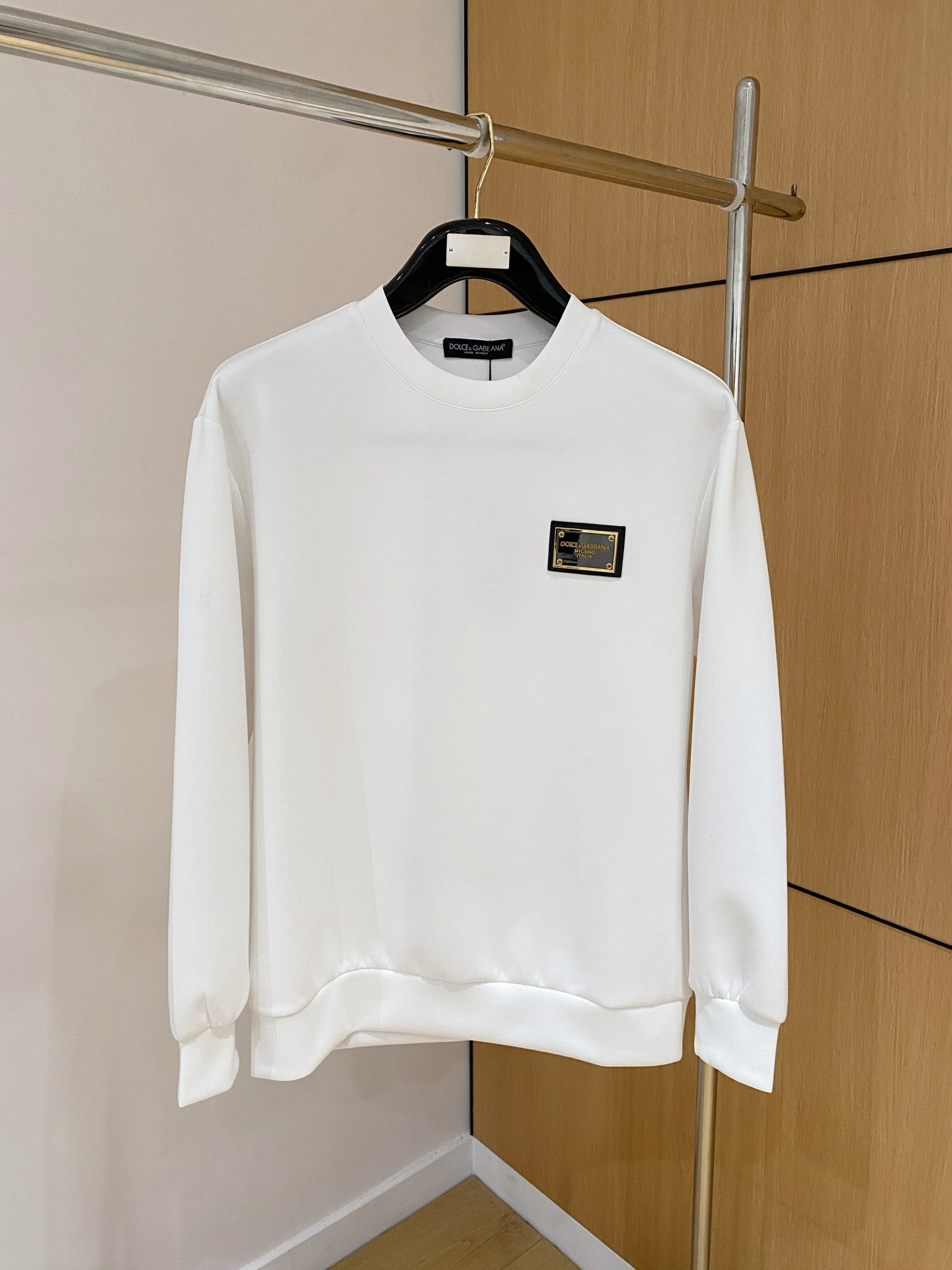 NO:628479,DG 2025 Autumn and Winter Men's Letter Logo Pullover Space Cotton Sweatshirt Classic OS version, simple yet stylish. Daily sports and leisure business without pressure...Customer-supplied space knitted cotton, made through micro-knitting three-dimensional process, the inside is as neat as scales, super texture, breathable and comfortable, the details and soft touch are invincible, the first choice for wearing alone! Color Black White  Size XS/S/M/L,,hoodie,sweatshirts,alexander wang19860909DG 2025秋冬男士字母标识套头太空棉卫衣 经典OS版型,简约而不失格调.日常运动休闲商务毫无压力... 客供太空针织棉,经由微型针织立体工艺过程制作,内里鳞甲般工整,质感超强,透气舒适,细节感和触感柔更是无敌,单穿内搭首选! 颜色黑色 白色 尺码XS/S/M/L,,hoodie,sweatshirts,alexander wang,Men's clothing