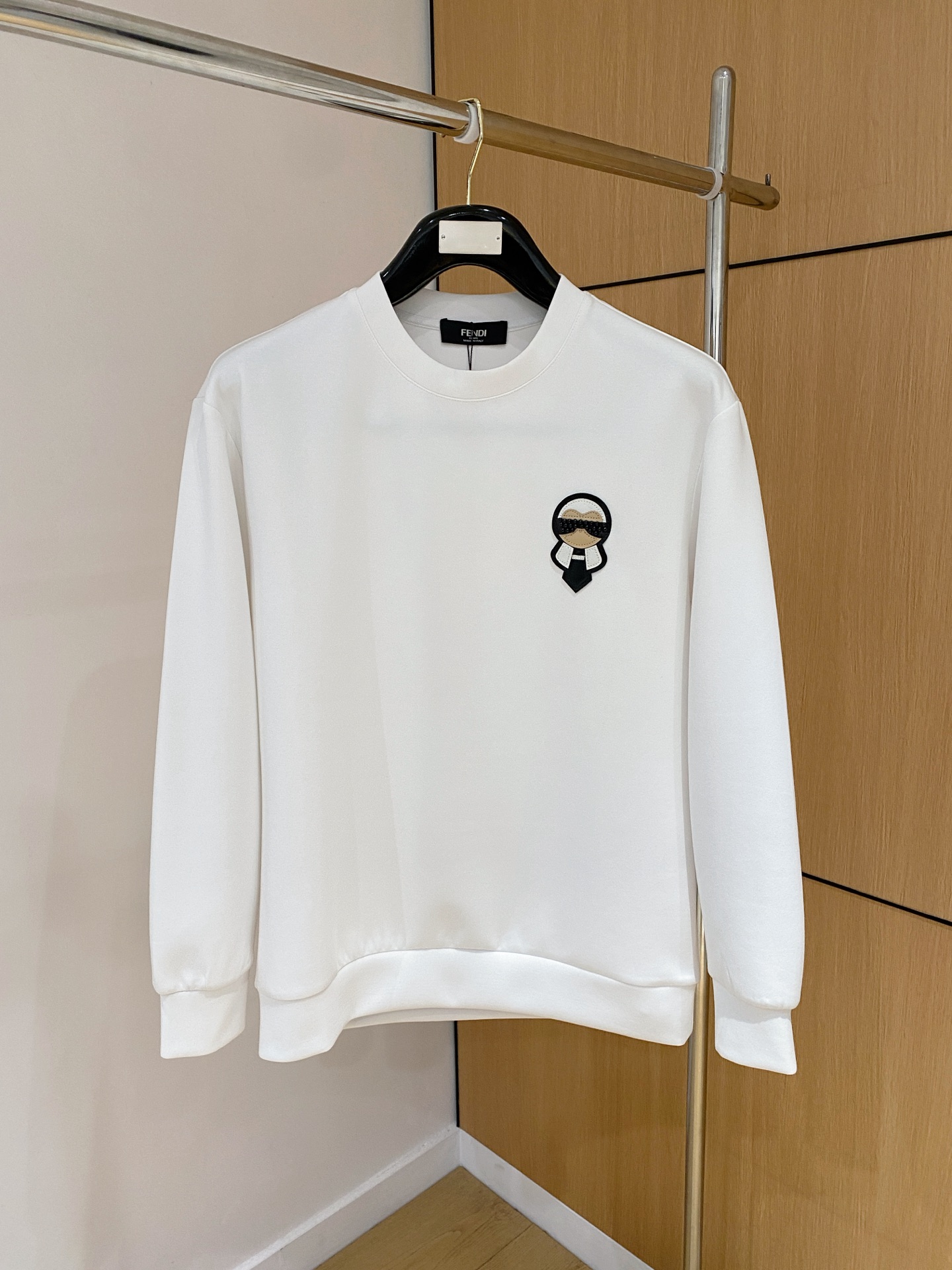 NO:628488,Fendi 2025 Autumn and Winter Men's Letter Logo Pullover Space Cotton Sweatshirt Classic OS version, simple yet stylish. Daily sports and leisure business without pressure...Customer-supplied space knitted cotton, made through a micro-knitting three-dimensional process, the lining is as neat as scales, super texture, breathable and comfortable, with an invincible sense of detail and soft touch. It is the first choice for single wear and inner wear! Color Black White  Size XS/S/M/L,,fendi,hoodie,sweatshirts,alexander wang19860909芬迪 2025秋冬男士字母标识套头太空棉卫衣 经典OS版型,简约而不失格调.日常运动休闲商务毫无压力... 客供太空针织棉,经由微型针织立体工艺过程制作,内里鳞甲般工整,质感超强,透气舒适,细节感和触感柔更是无敌,单穿内搭首选! 颜色黑色 白色 尺码XS/S/M/L,,fendi,hoodie,sweatshirts,alexander wang,Men's clothing