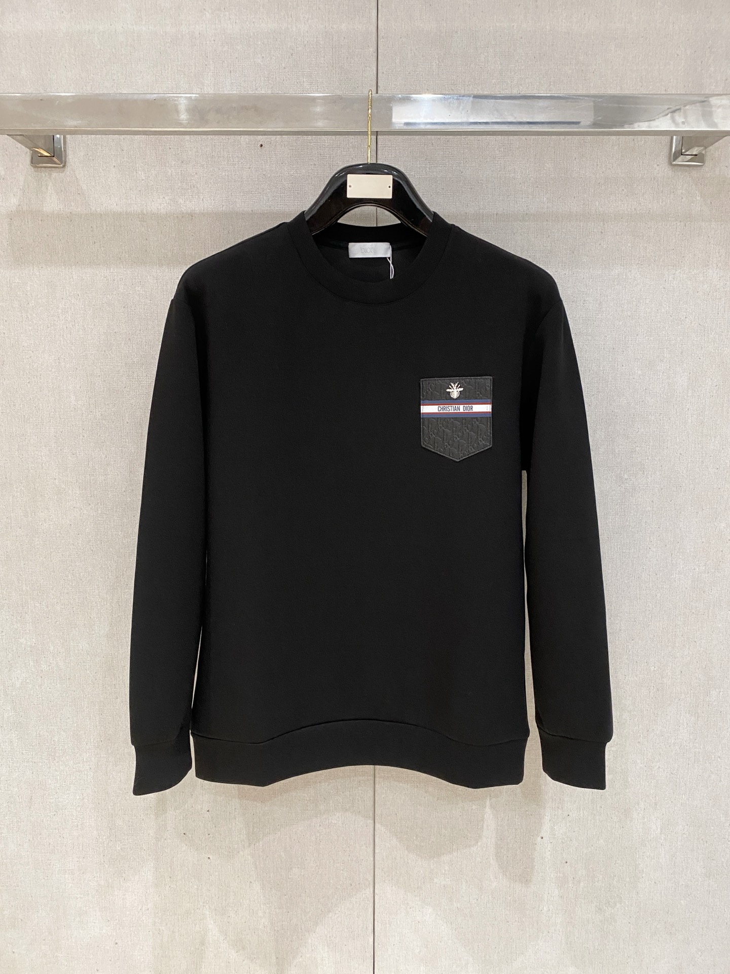 NO:600378,Dior 2025 Autumn and Winter Men's Letter Logo Pullover Space Cotton Sweatshirt Classic OS version, simple yet stylish. Daily sports and leisure business without pressure...Customer-supplied space knitted cotton, made through a micro-knitting three-dimensional process, the inner lining is as neat as scales, super texture, breathable and comfortable, with an invincible sense of detail and soft touch. It is the first choice for single wear and inner wear! Color Black White  Size XS/S/M/L,,dior,hoodie,sweatshirts,alexander wang19860909迪奥 2025秋冬男士字母标识套头太空棉卫衣 经典OS版型,简约而不失格调.日常运动休闲商务毫无压力... 客供太空针织棉,经由微型针织立体工艺过程制作,内里鳞甲般工整,质感超强,透气舒适,细节感和触感柔更是无敌,单穿内搭首选! 颜色黑色 白色 尺码XS/S/M/L,,dior,hoodie,sweatshirts,alexander wang,Men's clothing