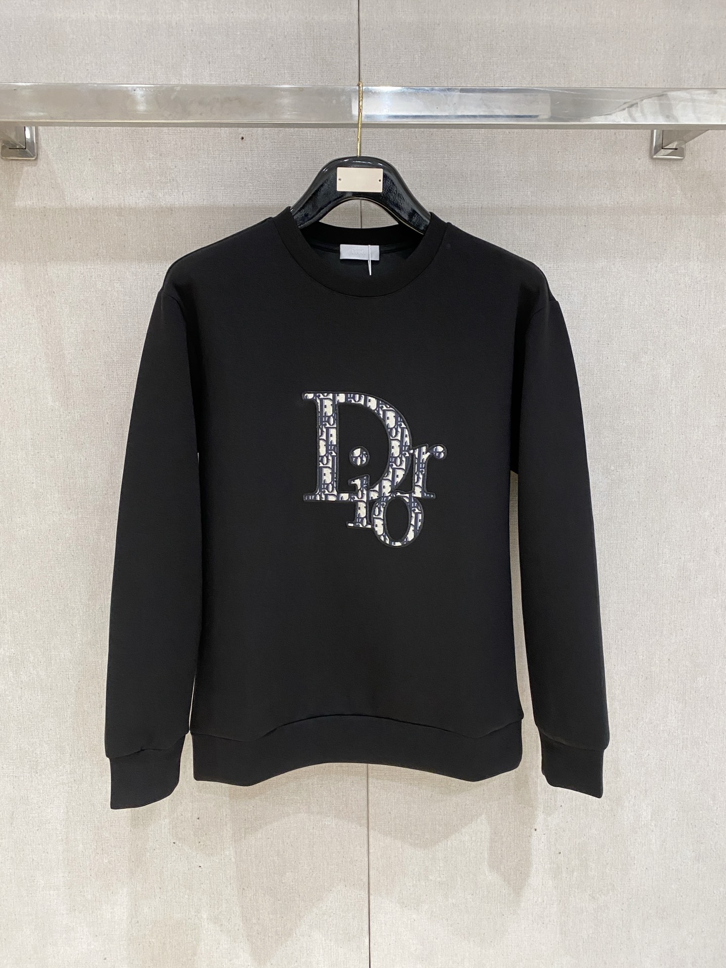 NO:600393,Dior 2025 Autumn and Winter Men's Letter Logo Pullover Space Cotton Sweatshirt Classic OS version, simple yet stylish. Daily sports and leisure business without pressure...Customer-supplied space knitted cotton, made through a micro-knitting three-dimensional process, the inner lining is as neat as scales, super texture, breathable and comfortable, with an invincible sense of detail and soft touch. It is the first choice for single wear and inner wear! Color Black White  Size XS/S/M/L,,dior,hoodie,sweatshirts,alexander wang19860909迪奥 2025秋冬男士字母标识套头太空棉卫衣 经典OS版型,简约而不失格调.日常运动休闲商务毫无压力... 客供太空针织棉,经由微型针织立体工艺过程制作,内里鳞甲般工整,质感超强,透气舒适,细节感和触感柔更是无敌,单穿内搭首选! 颜色黑色 白色 尺码XS/S/M/L,,dior,hoodie,sweatshirts,alexander wang,Men's clothing