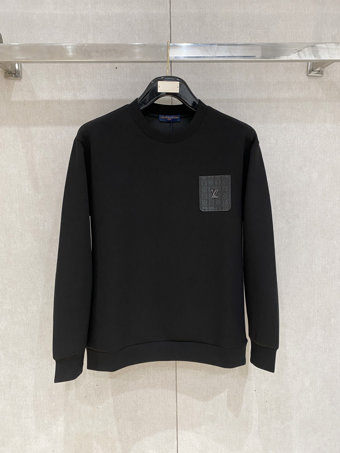 NO:600396,LV 2025 autumn and winter men's letter logo pullover space cotton sweatshirt. Classic OS version, simple yet stylish. Daily sports and leisure business without pressure...Customer-supplied space knitted cotton, made through micro-knitting three-dimensional process, the inside is as neat as scales, super texture, breathable and comfortable, the details and soft touch are invincible, the first choice for single wear and inner wear! Color black white Size XS/S/M/L,, louis  vuitton,hoodie,sweatshirts,alexander wang19860909LV 2025秋冬男士字母标识套头太空棉卫衣 经典OS版型,简约而不失格调.日常运动休闲商务毫无压力... 客供太空针织棉,经由微型针织立体工艺过程制作,内里鳞甲般工整,质感超强,透气舒适,细节感和触感柔更是无敌,单穿内搭首选! 颜色黑色 白色 尺码XS/S/M/L,,louis vuitton,hoodie,sweatshirts,alexander wang,Men's clothing