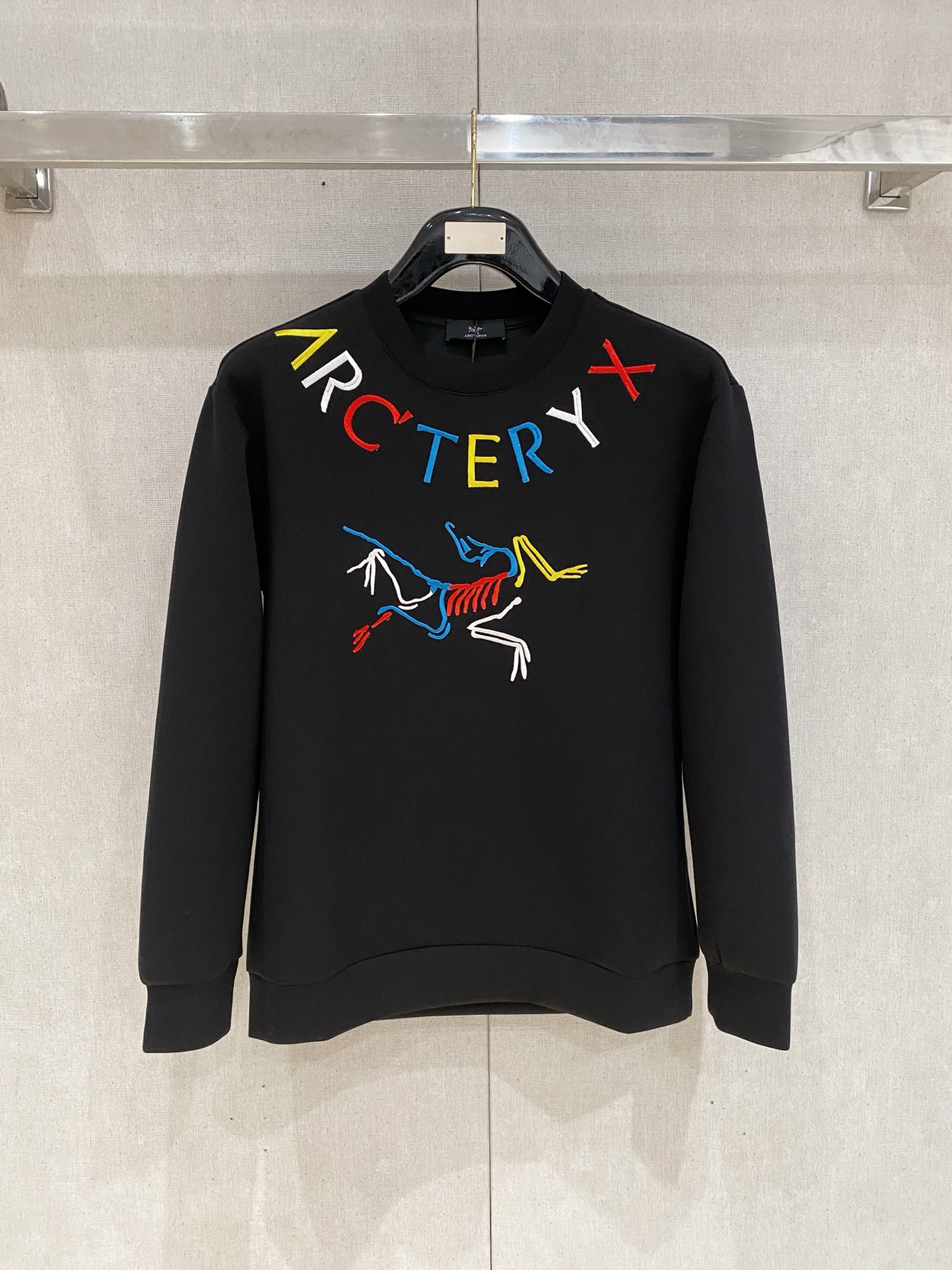 NO:600399,Arc'teryx 2025 Autumn and Winter Men's Letter Logo Pullover Space Cotton Sweatshirt Classic OS version, simple yet stylish. Daily sports, leisure and business without pressure...Customer-supplied space knitted cotton, made through a micro-knitting three-dimensional process. The inner lining is as neat as scales, with super texture, breathable and comfortable, and an invincible sense of detail and soft touch. It is the first choice for wearing alone! Color Black White  Size XS/S/M/L,arc'teryx,hoodie,sweatshirts,alexander wang19860909始祖鸟 2025秋冬男士字母标识套头太空棉卫衣 经典OS版型,简约而不失格调.日常运动休闲商务毫无压力... 客供太空针织棉,经由微型针织立体工艺过程制作,内里鳞甲般工整,质感超强,透气舒适,细节感和触感柔更是无敌,单穿内搭首选! 颜色黑色 白色 尺码XS/S/M/L,arc'teryx,hoodie,sweatshirts,alexander wang,Men's clothing