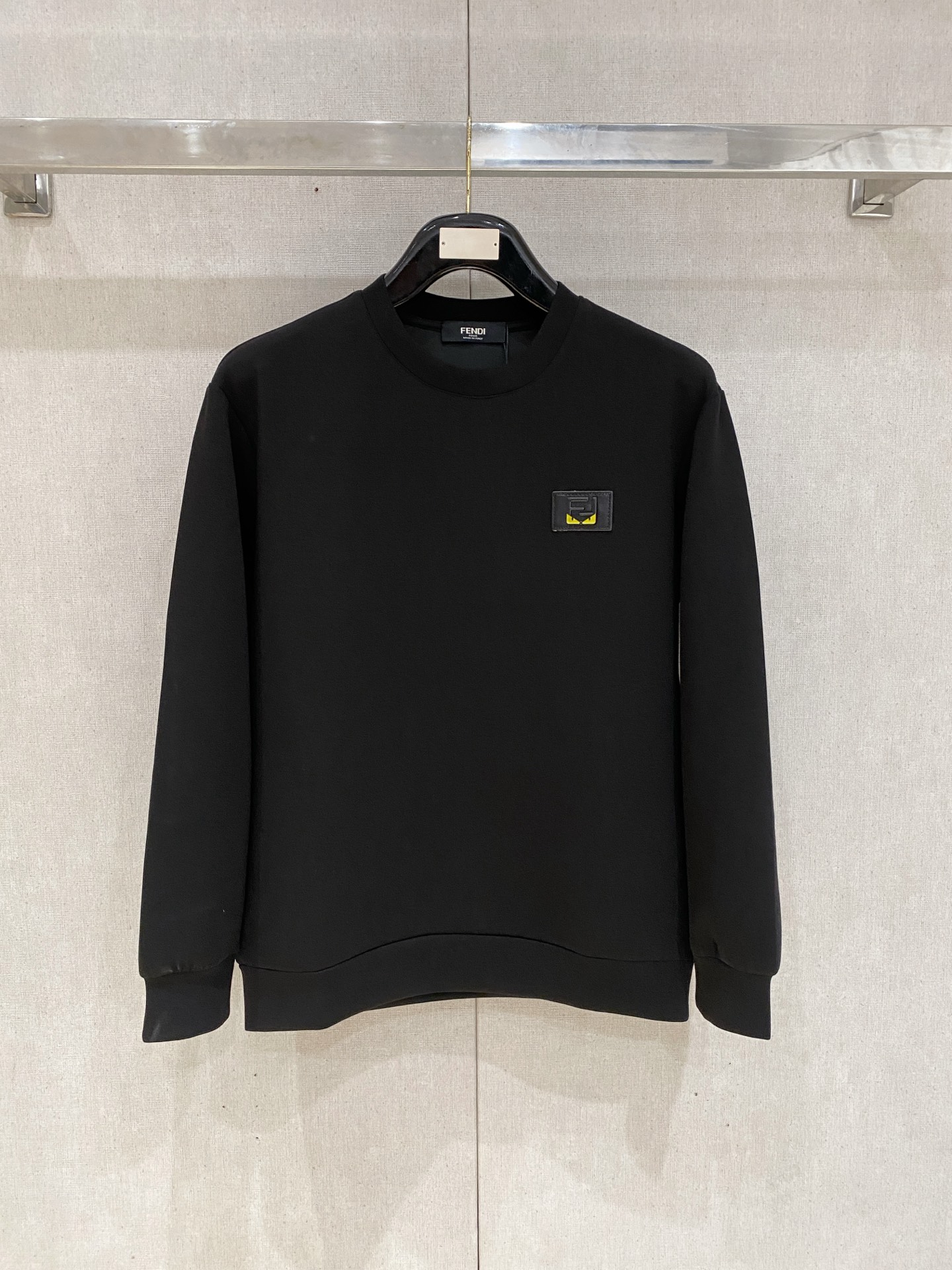 NO:600390,Fendi 2025 Autumn and Winter Men's Letter Logo Pullover Space Cotton Sweatshirt Classic OS version, simple yet stylish. Daily sports and leisure business without pressure...Customer-supplied space knitted cotton, made through a micro-knitting three-dimensional process, the lining is as neat as scales, super texture, breathable and comfortable, with an invincible sense of detail and soft touch. It is the first choice for single wear and inner wear! Color Black White  Size XS/S/M/L,,fendi,hoodie,sweatshirts,alexander wang19860909芬迪 2025秋冬男士字母标识套头太空棉卫衣 经典OS版型,简约而不失格调.日常运动休闲商务毫无压力... 客供太空针织棉,经由微型针织立体工艺过程制作,内里鳞甲般工整,质感超强,透气舒适,细节感和触感柔更是无敌,单穿内搭首选! 颜色黑色 白色 尺码XS/S/M/L,,fendi,hoodie,sweatshirts,alexander wang,Men's clothing