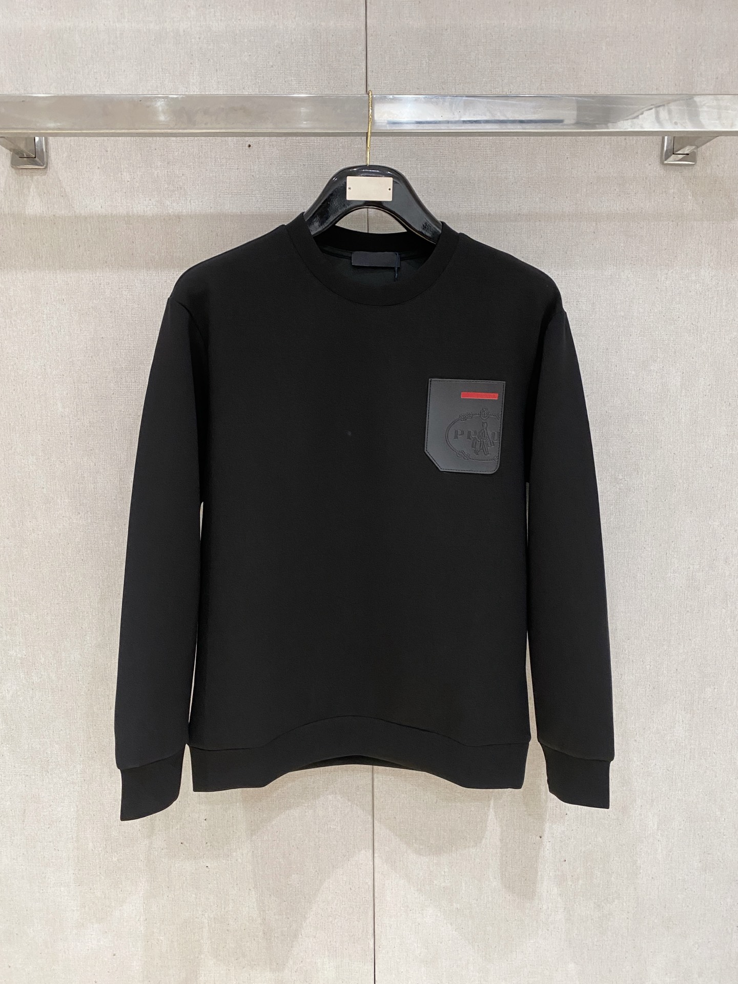 NO:600384,Prada 2025 Autumn and Winter Men's Letter Logo Pullover Space Cotton Sweatshirt Classic OS version, simple yet stylish. Daily sports and leisure business without pressure...Customer-supplied space knitted cotton, made through a micro-knitting three-dimensional process, the interior is as neat as scales, has a super texture, is breathable and comfortable, and has an invincible sense of detail and soft touch. It is the first choice for wearing alone! Color Black White  Size XS/S/M/L,,prada,hoodie,sweatshirts,alexander wang19860909普拉达 2025秋冬男士字母标识套头太空棉卫衣 经典OS版型,简约而不失格调.日常运动休闲商务毫无压力... 客供太空针织棉,经由微型针织立体工艺过程制作,内里鳞甲般工整,质感超强,透气舒适,细节感和触感柔更是无敌,单穿内搭首选! 颜色黑色 白色 尺码XS/S/M/L,,prada,hoodie,sweatshirts,alexander wang,Men's clothing