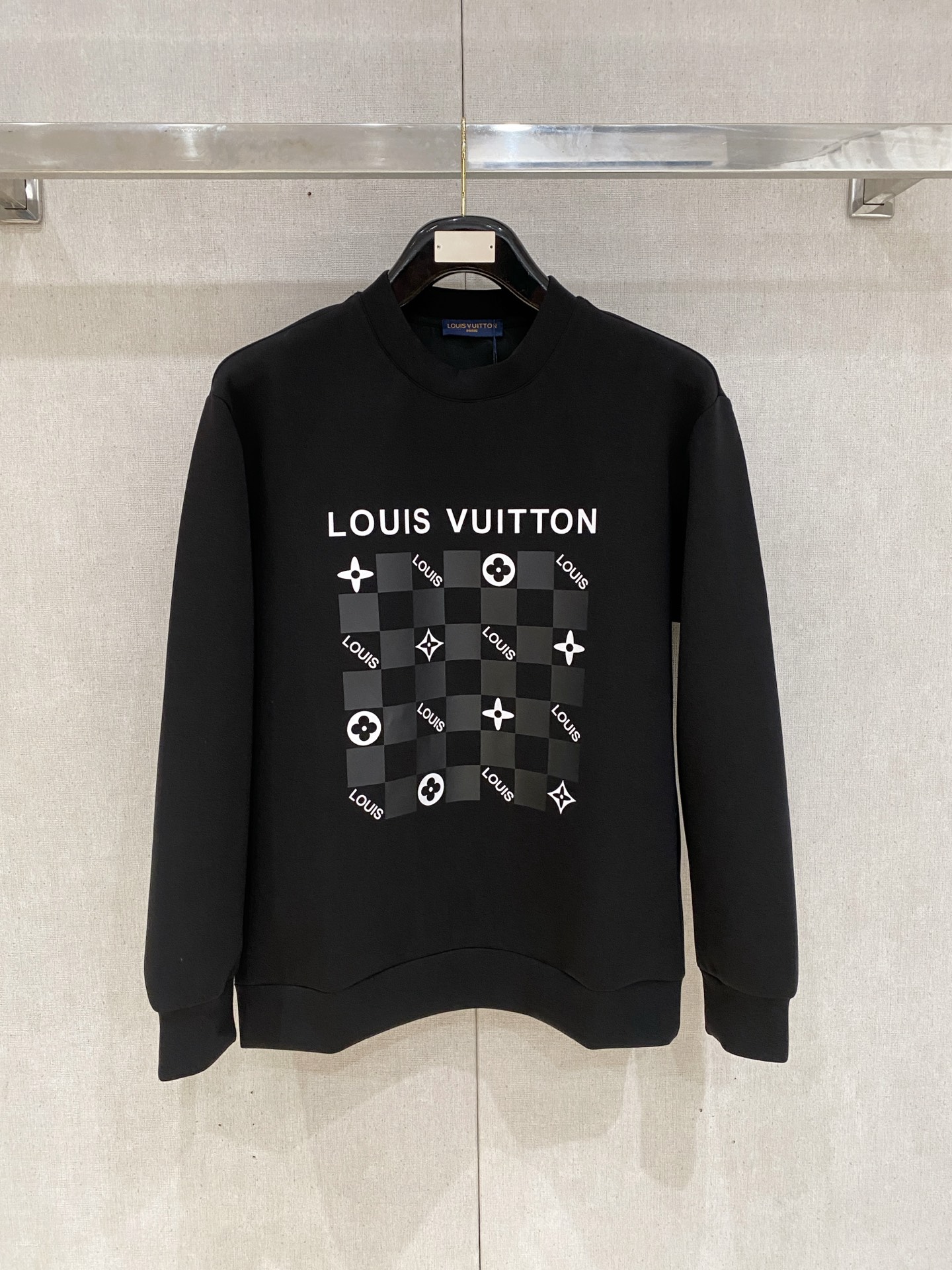 NO:600433,Lv 2025 autumn and winter men's letter logo pullover space cotton sweatshirt. Classic OS version, simple yet stylish. Daily sports and leisure business without pressure...Customer-supplied space knitted cotton, made through micro-knitting three-dimensional process, the inside is as neat as scales, super texture, breathable and comfortable, the details and soft touch are invincible, the first choice for single wear and inner wear! Color black white Size XS/S/M/L,, louis  vuitton,hoodie,sweatshirts,alexander wang19860909Lv 2025秋冬男士字母标识套头太空棉卫衣 经典OS版型,简约而不失格调.日常运动休闲商务毫无压力... 客供太空针织棉,经由微型针织立体工艺过程制作,内里鳞甲般工整,质感超强,透气舒适,细节感和触感柔更是无敌,单穿内搭首选! 颜色黑色 白色 尺码XS/S/M/L,,louis vuitton,hoodie,sweatshirts,alexander wang,Men's clothing