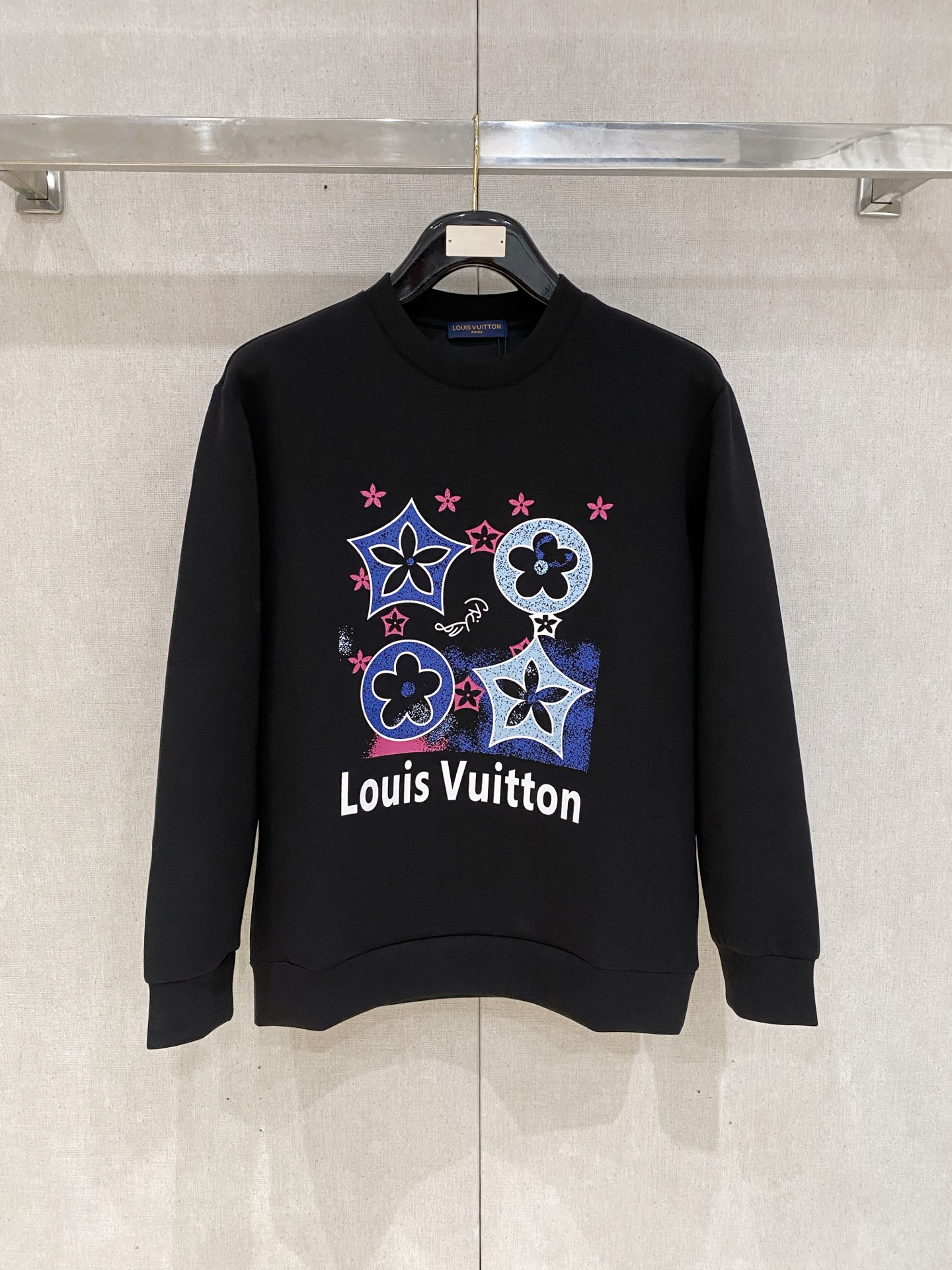 NO:600593,LV 2025 autumn and winter men's letter logo pullover space cotton sweatshirt. Classic OS version, simple yet stylish. Daily sports and leisure business without pressure...Customer-supplied space knitted cotton, made through micro-knitting three-dimensional process, the inside is as neat as scales, super texture, breathable and comfortable, the details and soft touch are invincible, the first choice for single wear and inner wear! Color black white Size XS/S/M/L,, louis  vuitton,hoodie,sweatshirts,alexander wang19860909LV 2025秋冬男士字母标识套头太空棉卫衣 经典OS版型,简约而不失格调.日常运动休闲商务毫无压力... 客供太空针织棉,经由微型针织立体工艺过程制作,内里鳞甲般工整,质感超强,透气舒适,细节感和触感柔更是无敌,单穿内搭首选! 颜色黑色 白色 尺码XS/S/M/L,,louis vuitton,hoodie,sweatshirts,alexander wang,Men's clothing