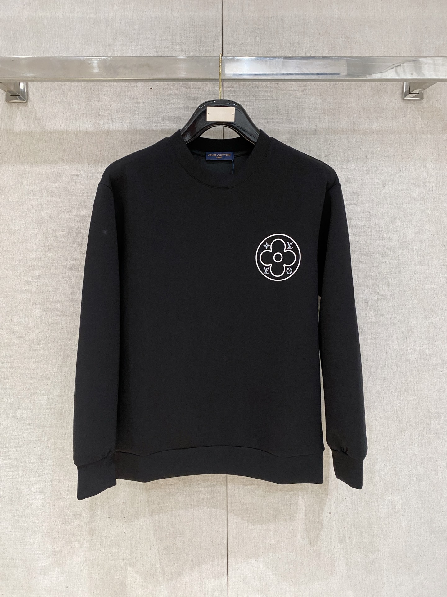 NO:600407,LV 2025 autumn and winter men's letter logo pullover space cotton sweatshirt. Classic OS version, simple yet stylish. Daily sports and leisure business without pressure...Customer-supplied space knitted cotton, made through micro-knitting three-dimensional process, the inside is as neat as scales, super texture, breathable and comfortable, the details and soft touch are invincible, the first choice for single wear and inner wear! Color black white Size XS/S/M/L,, louis  vuitton,hoodie,sweatshirts,alexander wang19860909LV 2025秋冬男士字母标识套头太空棉卫衣 经典OS版型,简约而不失格调.日常运动休闲商务毫无压力... 客供太空针织棉,经由微型针织立体工艺过程制作,内里鳞甲般工整,质感超强,透气舒适,细节感和触感柔更是无敌,单穿内搭首选! 颜色黑色 白色 尺码XS/S/M/L,,louis vuitton,hoodie,sweatshirts,alexander wang,Men's clothing