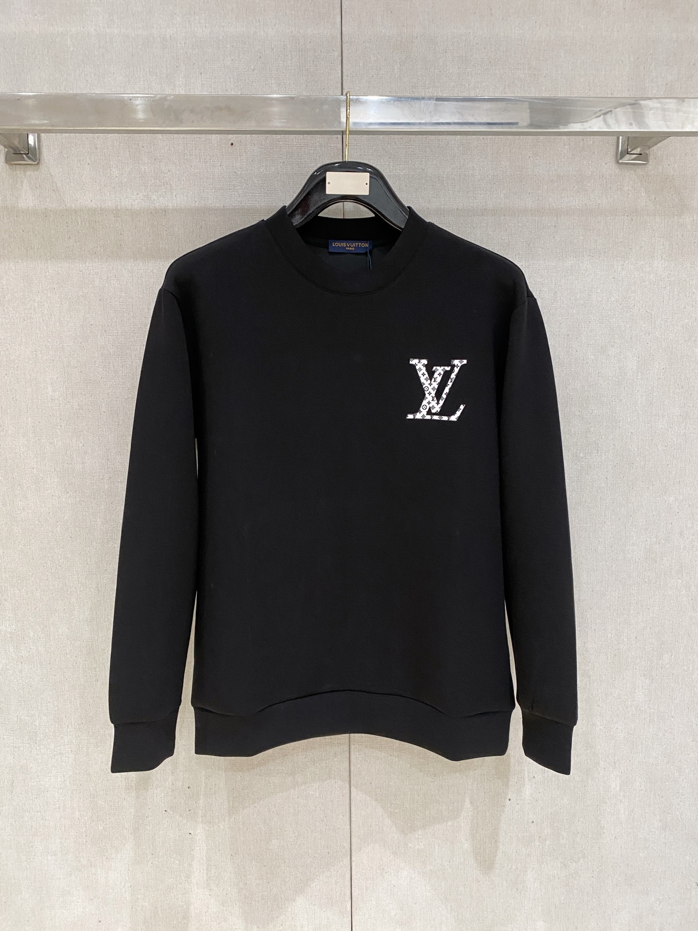 NO:600387,LV 2025 autumn and winter men's letter logo pullover space cotton sweatshirt. Classic OS version, simple yet stylish. Daily sports and leisure business without pressure...Customer-supplied space knitted cotton, made through micro-knitting three-dimensional process, the inside is as neat as scales, super texture, breathable and comfortable, the details and soft touch are invincible, the first choice for single wear and inner wear! Color black white Size XS/S/M/L,, louis  vuitton,hoodie,sweatshirts,alexander wang19860909LV 2025秋冬男士字母标识套头太空棉卫衣 经典OS版型,简约而不失格调.日常运动休闲商务毫无压力... 客供太空针织棉,经由微型针织立体工艺过程制作,内里鳞甲般工整,质感超强,透气舒适,细节感和触感柔更是无敌,单穿内搭首选! 颜色黑色 白色 尺码XS/S/M/L,,louis vuitton,hoodie,sweatshirts,alexander wang,Men's clothing