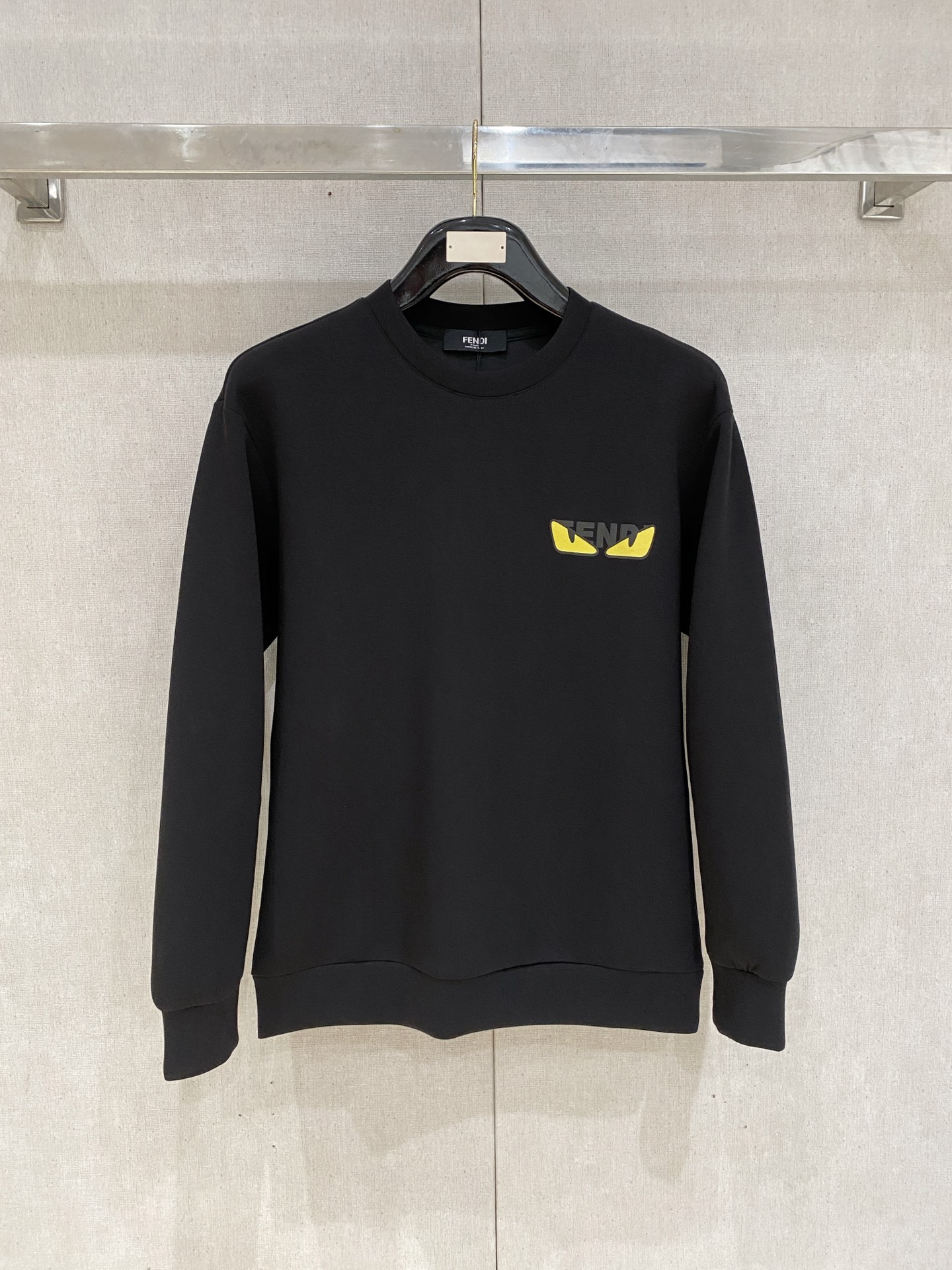 NO:600381,Fendi 2025 Autumn and Winter Men's Letter Logo Pullover Space Cotton Sweatshirt Classic OS version, simple yet stylish. Daily sports and leisure business without pressure...Customer-supplied space knitted cotton, made through a micro-knitting three-dimensional process, the lining is as neat as scales, super texture, breathable and comfortable, with an invincible sense of detail and soft touch. It is the first choice for single wear and inner wear! Color Black White  Size XS/S/M/L,,fendi,hoodie,sweatshirts,alexander wang19860909芬迪 2025秋冬男士字母标识套头太空棉卫衣 经典OS版型,简约而不失格调.日常运动休闲商务毫无压力... 客供太空针织棉,经由微型针织立体工艺过程制作,内里鳞甲般工整,质感超强,透气舒适,细节感和触感柔更是无敌,单穿内搭首选! 颜色黑色 白色 尺码XS/S/M/L,,fendi,hoodie,sweatshirts,alexander wang,Men's clothing