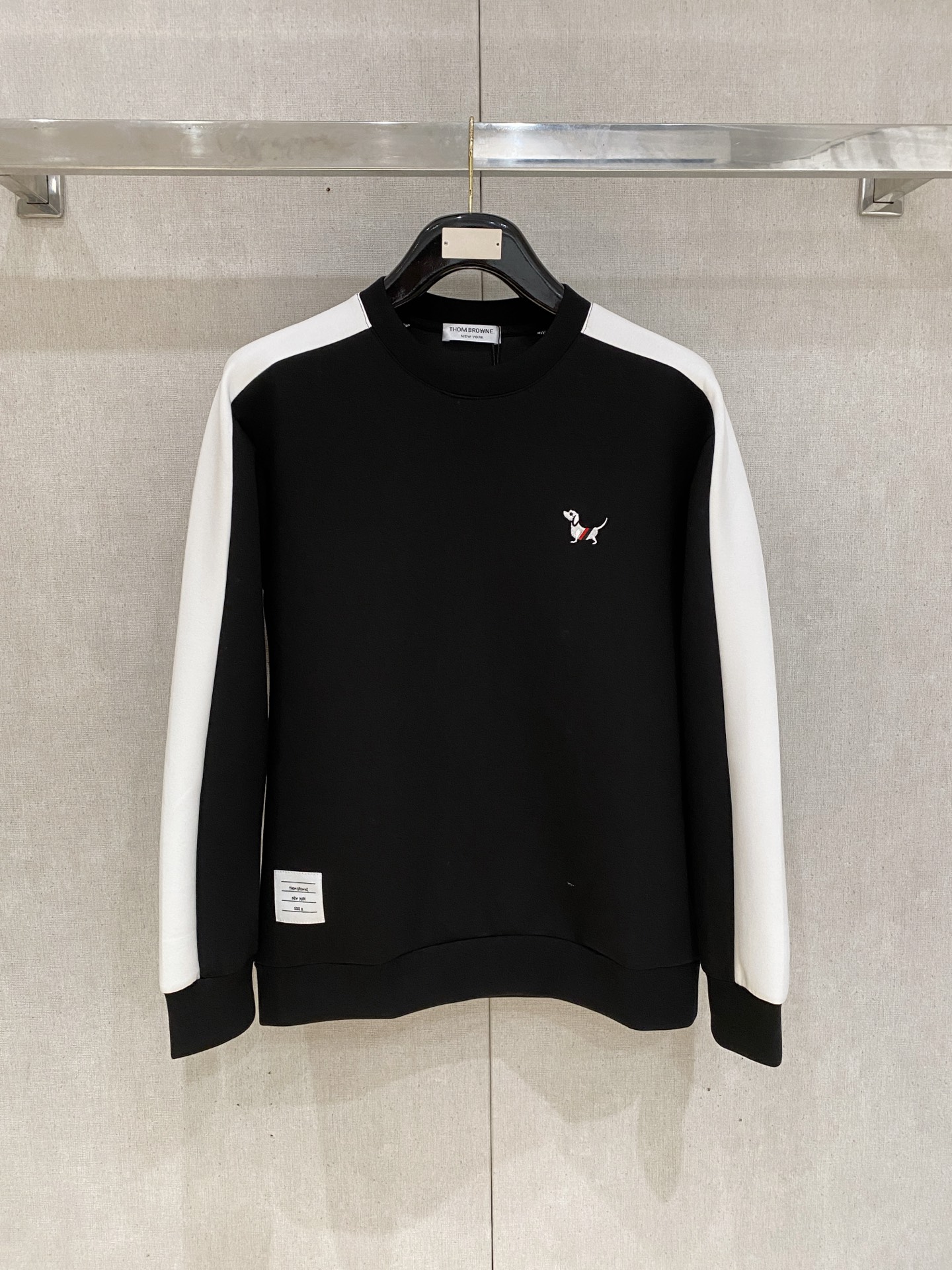 NO:600587,TB 2025 Autumn and Winter Men's Letter Logo Pullover Space Cotton Sweatshirt Classic OS version, simple yet stylish. Daily sports and leisure business without pressure...Customer-supplied space knitted cotton, made through a micro-knitting three-dimensional process, the inside is as neat as scales, super texture, breathable and comfortable, the details and soft touch are invincible, the first choice for wearing alone! Color Black White  Size XS/S/M/L,,hoodie,sweatshirts,alexander wang19860909TB 2025秋冬男士字母标识套头太空棉卫衣 经典OS版型,简约而不失格调.日常运动休闲商务毫无压力... 客供太空针织棉,经由微型针织立体工艺过程制作,内里鳞甲般工整,质感超强,透气舒适,细节感和触感柔更是无敌,单穿内搭首选! 颜色黑色 白色 尺码XS/S/M/L,,hoodie,sweatshirts,alexander wang,Men's clothing