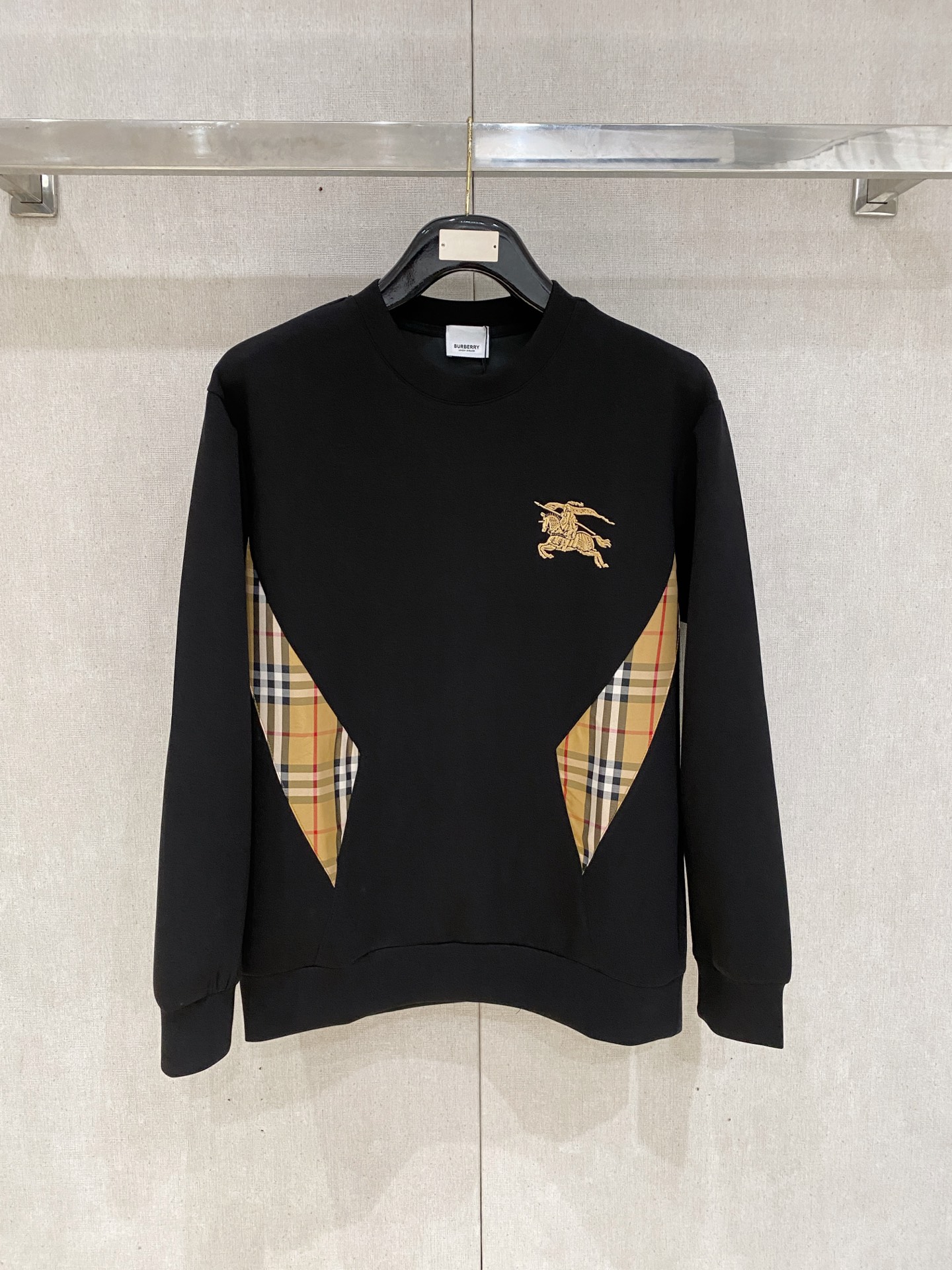 NO:600403,Burberry 2025 Autumn and Winter Men's Letter Logo Pullover Space Cotton Sweatshirt Classic OS version, simple yet stylish. Daily sports and leisure business without pressure...Customer-supplied space knitted cotton, made through a micro-knitting three-dimensional process, the interior is as neat as scales, has a super texture, is breathable and comfortable, and has an invincible sense of detail and soft touch. It is the first choice for wearing alone! Color Black White  Size XS/S/M/L,,burberry,hoodie,sweatshirts,alexander wang19860909巴宝莉 2025秋冬男士字母标识套头太空棉卫衣 经典OS版型,简约而不失格调.日常运动休闲商务毫无压力... 客供太空针织棉,经由微型针织立体工艺过程制作,内里鳞甲般工整,质感超强,透气舒适,细节感和触感柔更是无敌,单穿内搭首选! 颜色黑色 白色 尺码XS/S/M/L,,burberry,hoodie,sweatshirts,alexander wang,Men's clothing