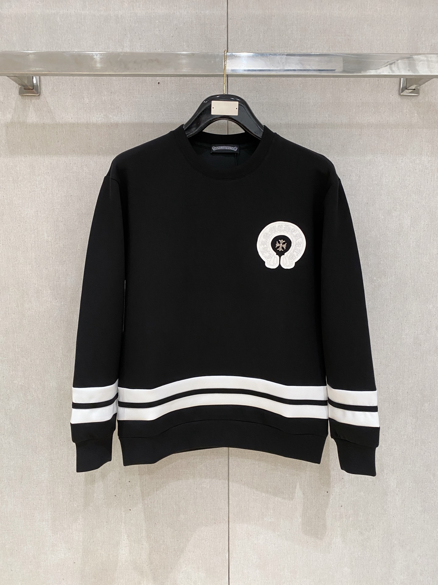 NO:600442,Kroxin 2025 Autumn and Winter Men's Letter Logo Pullover Space Cotton Sweatshirt Classic OS version, simple yet stylish. Daily sports and leisure business without pressure...Customer-supplied space knitted cotton, made through a micro-knitting three-dimensional process, the inside is as neat as scales, super texture, breathable and comfortable, the details and soft touch are invincible, the first choice for single wear and inner wear! Color Black White Size XS/S/M/L,, chrome  hearts,hoodie,sweatshirts,alexander wang19860909克罗心 2025秋冬男士字母标识套头太空棉卫衣 经典OS版型,简约而不失格调.日常运动休闲商务毫无压力... 客供太空针织棉,经由微型针织立体工艺过程制作,内里鳞甲般工整,质感超强,透气舒适,细节感和触感柔更是无敌,单穿内搭首选! 颜色黑色 白色 尺码XS/S/M/L,,chrome hearts,hoodie,sweatshirts,alexander wang,Men's clothing