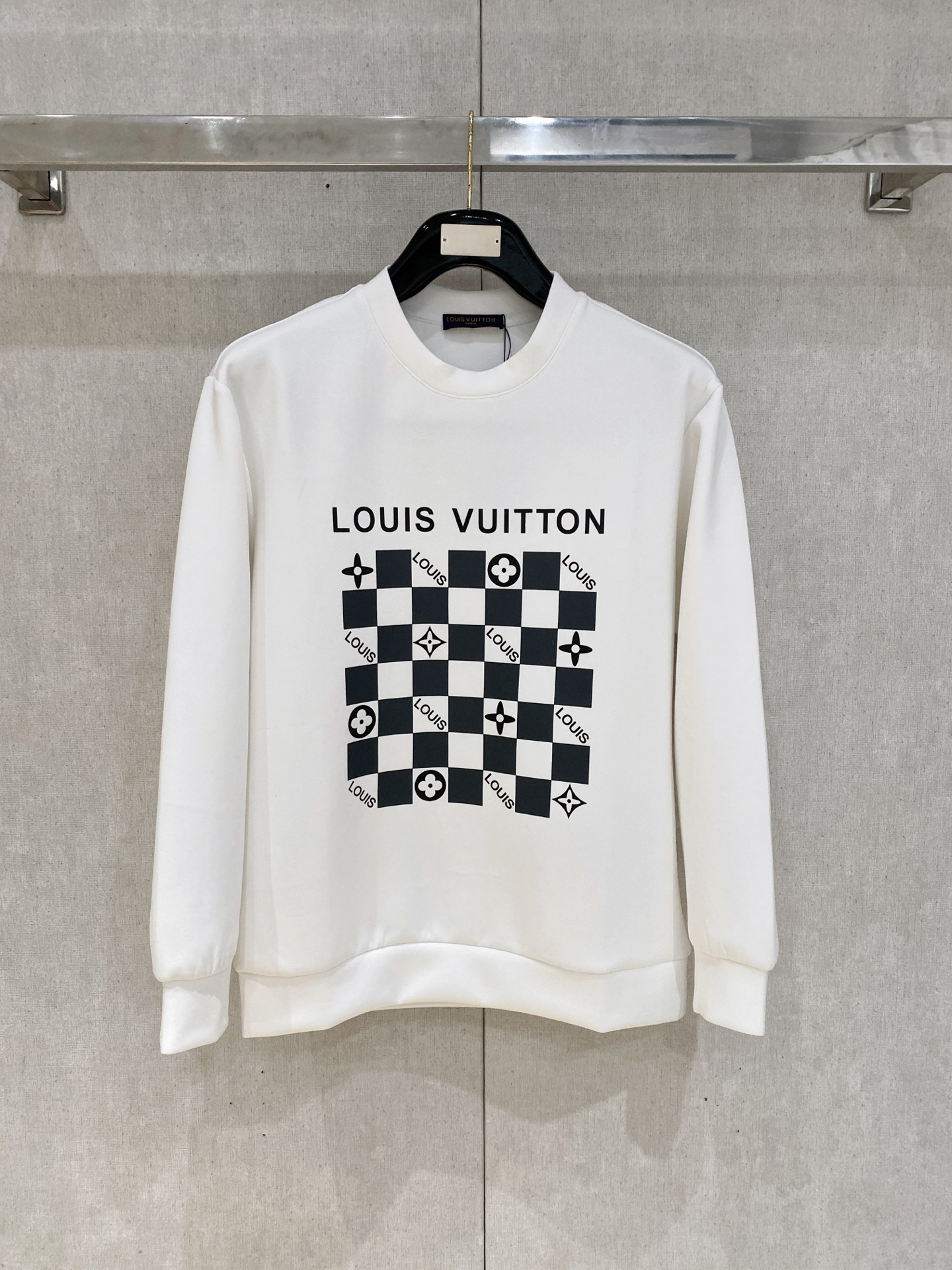 NO:600436,LV 2025 autumn and winter men's letter logo pullover space cotton sweatshirt. Classic OS version, simple yet stylish. Daily sports and leisure business without pressure...Customer-supplied space knitted cotton, made through micro-knitting three-dimensional process, the inside is as neat as scales, super texture, breathable and comfortable, the details and soft touch are invincible, the first choice for single wear and inner wear! Color black white Size XS/S/M/L,, louis  vuitton,hoodie,sweatshirts,alexander wang19860909LV 2025秋冬男士字母标识套头太空棉卫衣 经典OS版型,简约而不失格调.日常运动休闲商务毫无压力... 客供太空针织棉,经由微型针织立体工艺过程制作,内里鳞甲般工整,质感超强,透气舒适,细节感和触感柔更是无敌,单穿内搭首选! 颜色黑色 白色 尺码XS/S/M/L,,louis vuitton,hoodie,sweatshirts,alexander wang,Men's clothing