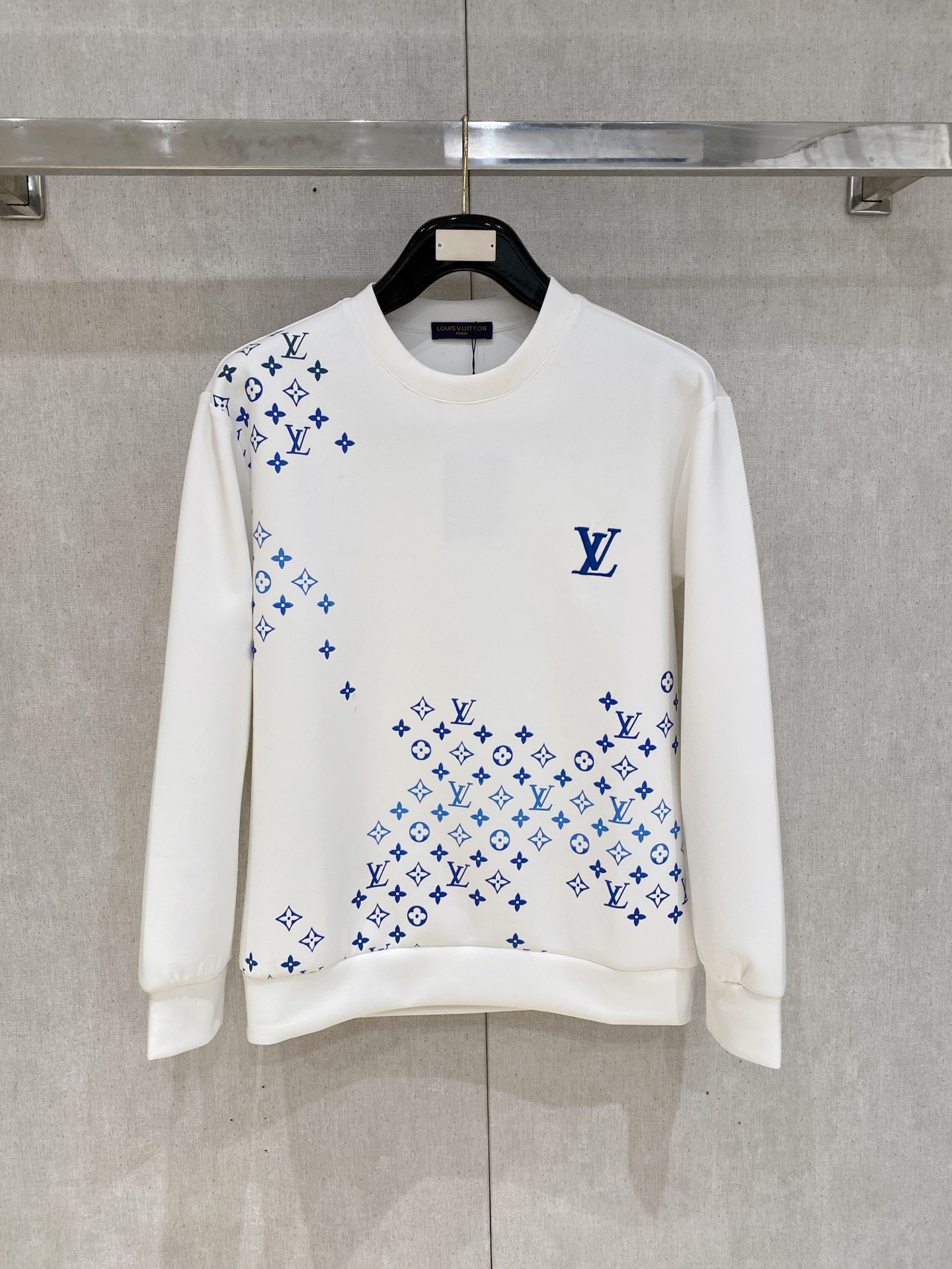 NO:600581,LV 2025 autumn and winter men's letter logo pullover space cotton sweatshirt. Classic OS version, simple yet stylish. Daily sports and leisure business without pressure...Customer-supplied space knitted cotton, made through micro-knitting three-dimensional process, the inside is as neat as scales, super texture, breathable and comfortable, the details and soft touch are invincible, the first choice for single wear and inner wear! Color black white Size XS/S/M/L,, louis  vuitton,hoodie,sweatshirts,alexander wang19860909LV 2025秋冬男士字母标识套头太空棉卫衣 经典OS版型,简约而不失格调.日常运动休闲商务毫无压力... 客供太空针织棉,经由微型针织立体工艺过程制作,内里鳞甲般工整,质感超强,透气舒适,细节感和触感柔更是无敌,单穿内搭首选! 颜色黑色 白色 尺码XS/S/M/L,,louis vuitton,hoodie,sweatshirts,alexander wang,Men's clothing