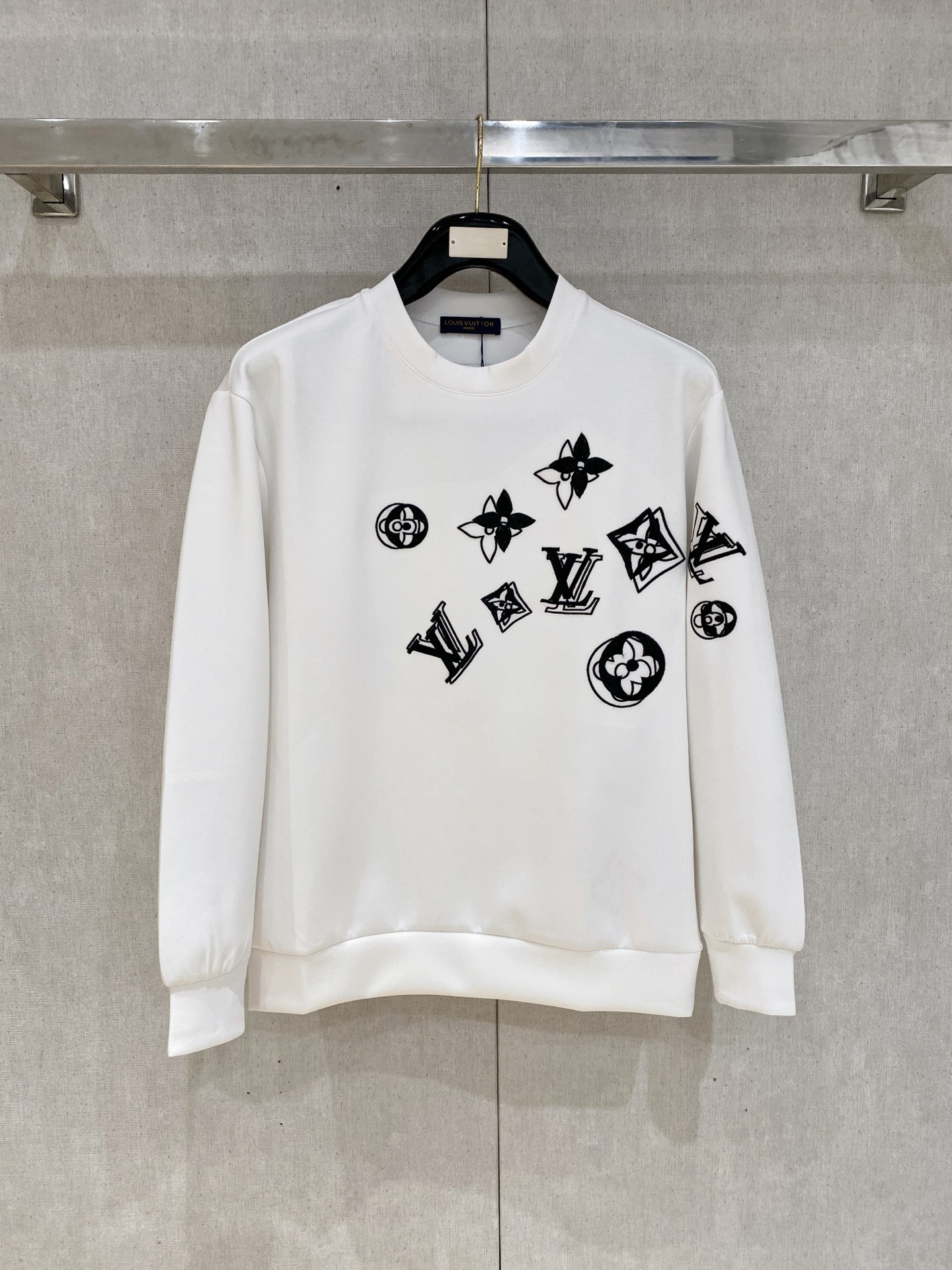 NO:600411,LV 2025 autumn and winter men's letter logo pullover space cotton sweatshirt. Classic OS version, simple yet stylish. Daily sports and leisure business without pressure...Customer-supplied space knitted cotton, made through micro-knitting three-dimensional process, the inside is as neat as scales, super texture, breathable and comfortable, the details and soft touch are invincible, the first choice for single wear and inner wear! Color black white Size XS/S/M/L,, louis  vuitton,hoodie,sweatshirts,alexander wang19860909LV 2025秋冬男士字母标识套头太空棉卫衣 经典OS版型,简约而不失格调.日常运动休闲商务毫无压力... 客供太空针织棉,经由微型针织立体工艺过程制作,内里鳞甲般工整,质感超强,透气舒适,细节感和触感柔更是无敌,单穿内搭首选! 颜色黑色 白色 尺码XS/S/M/L,,louis vuitton,hoodie,sweatshirts,alexander wang,Men's clothing