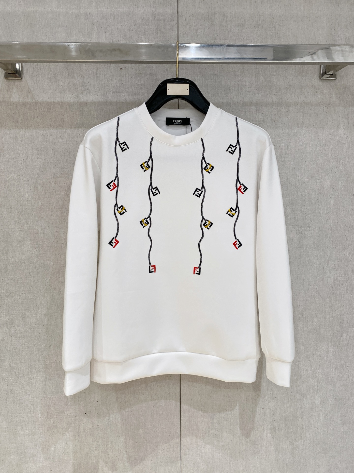 NO:600427,Fendi 2025 Autumn and Winter Men's Letter Logo Pullover Space Cotton Sweatshirt Classic OS version, simple yet stylish. Daily sports and leisure business without pressure...Customer-supplied space knitted cotton, made through a micro-knitting three-dimensional process, the lining is as neat as scales, super texture, breathable and comfortable, with an invincible sense of detail and soft touch. It is the first choice for single wear and inner wear! Color Black White  Size XS/S/M/L,,fendi,hoodie,sweatshirts,alexander wang19860909芬迪 2025秋冬男士字母标识套头太空棉卫衣 经典OS版型,简约而不失格调.日常运动休闲商务毫无压力... 客供太空针织棉,经由微型针织立体工艺过程制作,内里鳞甲般工整,质感超强,透气舒适,细节感和触感柔更是无敌,单穿内搭首选! 颜色黑色 白色 尺码XS/S/M/L,,fendi,hoodie,sweatshirts,alexander wang,Men's clothing