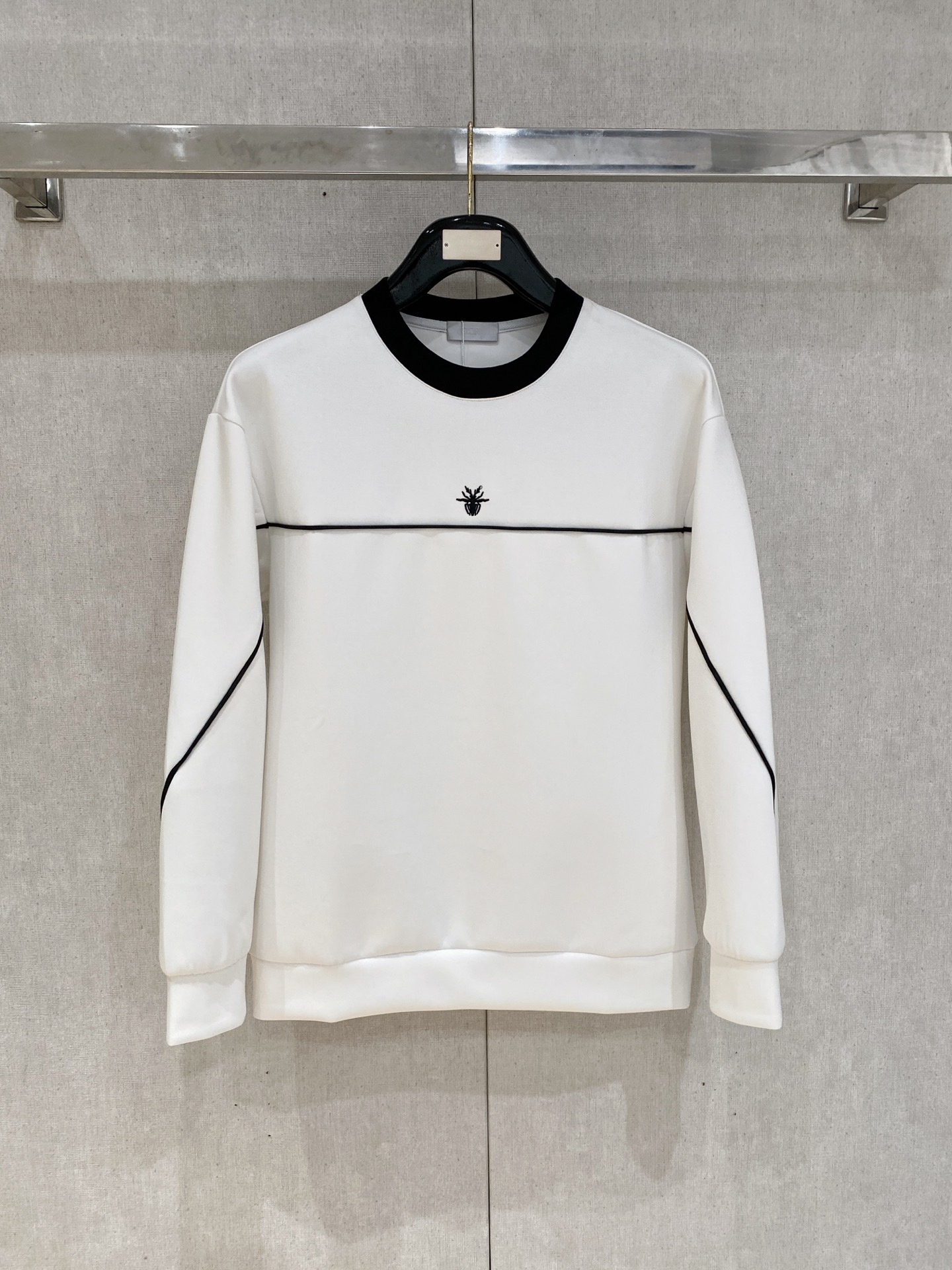 NO:600573,Dior 2025 Autumn and Winter Men's Letter Logo Pullover Space Cotton Sweatshirt Classic OS version, simple yet stylish. Daily sports and leisure business without pressure...Customer-supplied space knitted cotton, made through a micro-knitting three-dimensional process, the inner lining is as neat as scales, super texture, breathable and comfortable, with an invincible sense of detail and soft touch. It is the first choice for single wear and inner wear! Color Black White  Size XS/S/M/L,,dior,hoodie,sweatshirts,alexander wang19860909迪奥 2025秋冬男士字母标识套头太空棉卫衣 经典OS版型,简约而不失格调.日常运动休闲商务毫无压力... 客供太空针织棉,经由微型针织立体工艺过程制作,内里鳞甲般工整,质感超强,透气舒适,细节感和触感柔更是无敌,单穿内搭首选! 颜色黑色 白色 尺码XS/S/M/L,,dior,hoodie,sweatshirts,alexander wang,Men's clothing