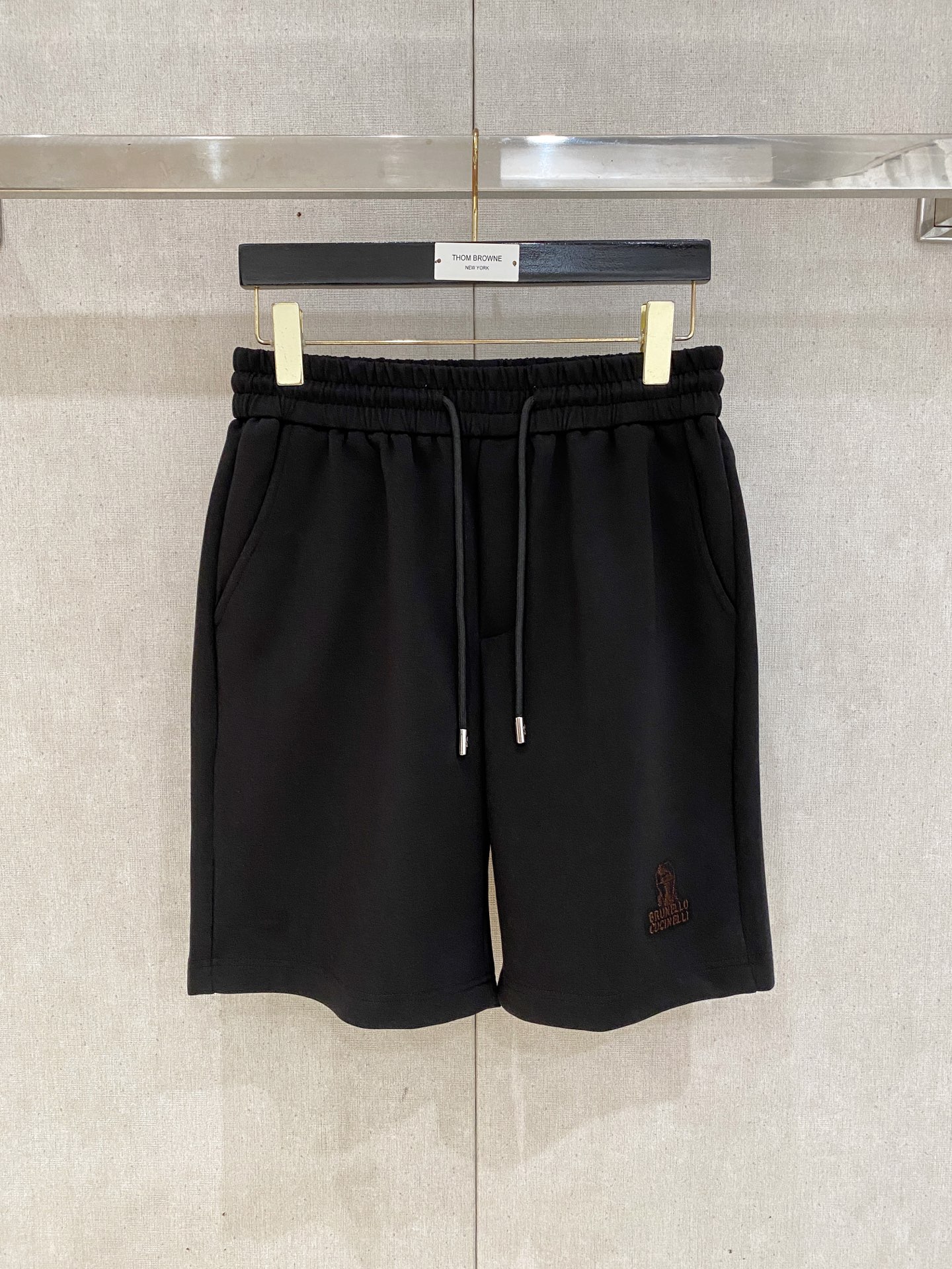 NO:833524,BC 2026 spring and summer new men's casual shorts, three-quarter pants, high-end goods, simple, fashionable and elegant, custom-made original imported fabrics, simple, neat and refreshing, high-quality workmanship details that can withstand any form of inspection, simple and elegant, versatile style, elegant and handsome upper body, brand new sense of sight!  The appearance is incomparable, the details are in place, and the upper body is not picky!  Code number M-3xL,,shorts,19860909BC 2026春夏新款男士休闲短裤 五分裤 高端货简洁时尚大方 定制原版进口面料 简洁利落又清爽 品质做工细节经得起任何形式检验简约大方百搭款 上身优雅帅气,焕然一新的即视感！品相无敌,细节都很到位,上身不挑人！ 码数M-3xL,,shorts,,Men's clothing