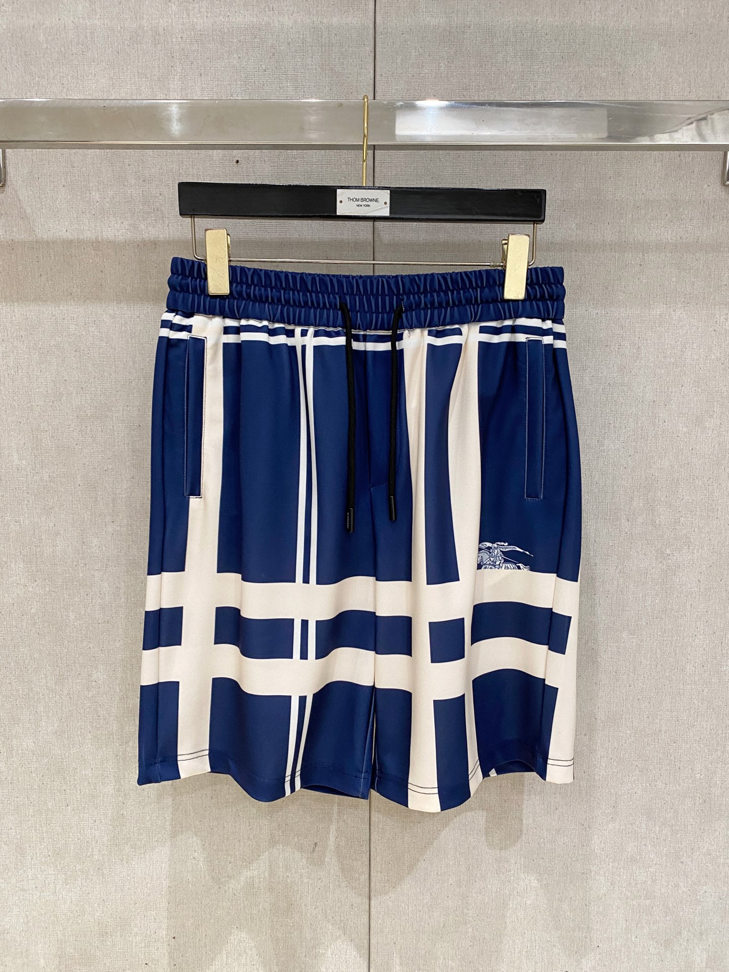 NO:848417,Burberry 2026 spring and summer new men's casual shorts, three-quarter pants, high-end goods, simple, fashionable and generous, customized original imported fabrics, simple, neat and refreshing, quality workmanship details can withstand any form of inspection, simple and generous, versatile style, elegant and handsome upper body, brand new sense of sight!  The appearance is incomparable, the details are in place, and the upper body is not picky!  Size M-3xL,,burberry,shorts,19860909巴宝莉 2026春夏新款男士休闲短裤 五分裤 高端货简洁时尚大方 定制原版进口面料 简洁利落又清爽 品质做工细节经得起任何形式检验简约大方百搭款 上身优雅帅气,焕然一新的即视感！品相无敌,细节都很到位,上身不挑人！ 码数M-3xL,,burberry,shorts,,Men's clothing