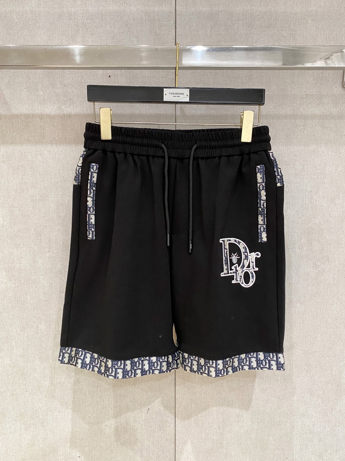 NO:833499,Dior's 2026 spring and summer new men's casual shorts, three-quarter pants, high-end goods, simple, fashionable and generous, custom-made original imported fabrics, simple, neat and refreshing, high-quality workmanship details that can withstand any form of inspection, simple and generous, versatile style, elegant and handsome upper body, brand new sense of sight!  The appearance is incomparable, the details are in place, and the upper body is not picky!  Size M-3xL,,dior,shorts,19860909迪奥 2026春夏新款男士休闲短裤 五分裤 高端货简洁时尚大方 定制原版进口面料 简洁利落又清爽 品质做工细节经得起任何形式检验简约大方百搭款 上身优雅帅气,焕然一新的即视感！品相无敌,细节都很到位,上身不挑人！ 码数M-3xL,,dior,shorts,,Men's clothing