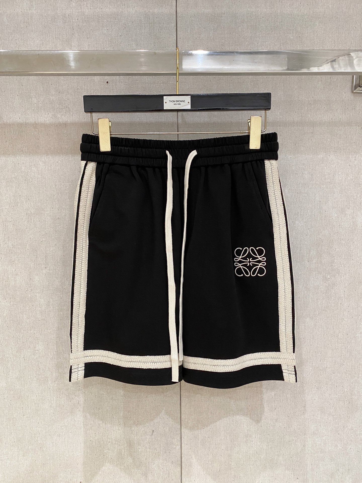 NO:833505,Loewe's 2026 spring and summer new men's casual shorts, three-quarter pants, high-end goods, simple, fashionable and generous, custom-made original imported fabrics, simple, neat and refreshing, high-quality workmanship details that can withstand any form of inspection, simple and generous, versatile style, elegant and handsome upper body, a new sense of sight!  The appearance is incomparable, the details are in place, and the upper body is not picky!  Size M-3xL,,loewe,shorts,19860909罗意威 2026春夏新款男士休闲短裤 五分裤 高端货简洁时尚大方 定制原版进口面料 简洁利落又清爽 品质做工细节经得起任何形式检验简约大方百搭款 上身优雅帅气,焕然一新的即视感！品相无敌,细节都很到位,上身不挑人！ 码数M-3xL,,loewe,shorts,,Men's clothing