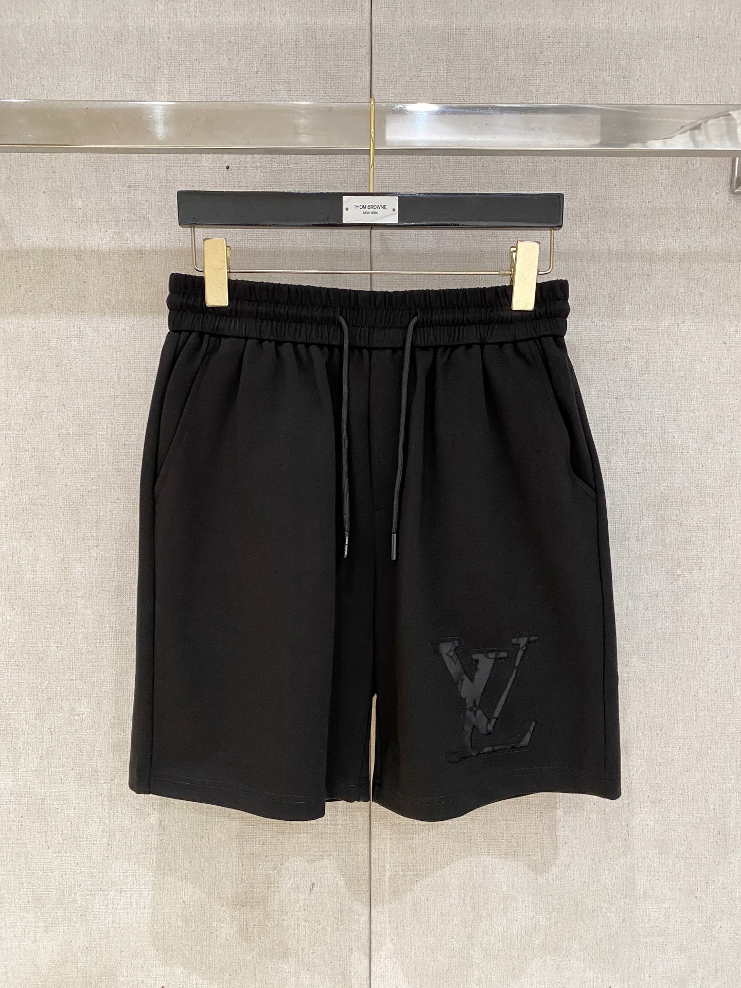 NO:833519,LV 2026 spring and summer new men's casual shorts, three-quarter pants, high-end goods, simple, fashionable and generous, custom-made original imported fabrics, simple, neat and refreshing, high-quality workmanship details that can withstand any form of inspection, simple and generous, versatile style, elegant and handsome upper body, brand new sense of sight!  The appearance is incomparable, the details are in place, and the upper body is not picky!  Size M-3xL,,louis vuitton,shorts,19860909LV 2026春夏新款男士休闲短裤 五分裤 高端货简洁时尚大方 定制原版进口面料 简洁利落又清爽 品质做工细节经得起任何形式检验简约大方百搭款 上身优雅帅气,焕然一新的即视感！品相无敌,细节都很到位,上身不挑人！ 码数M-3xL,,louis vuitton,shorts,,Men's clothing