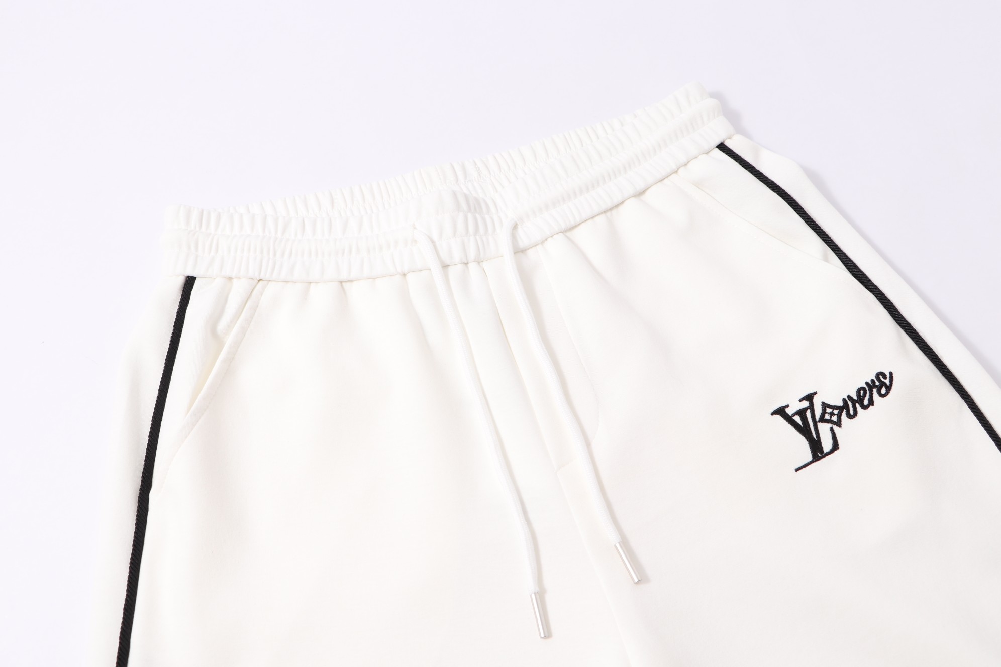 Louis Vuitton 2025 Fall/Winter White Casual Pants with Embroidered Logo 4 a1754078047852 3776