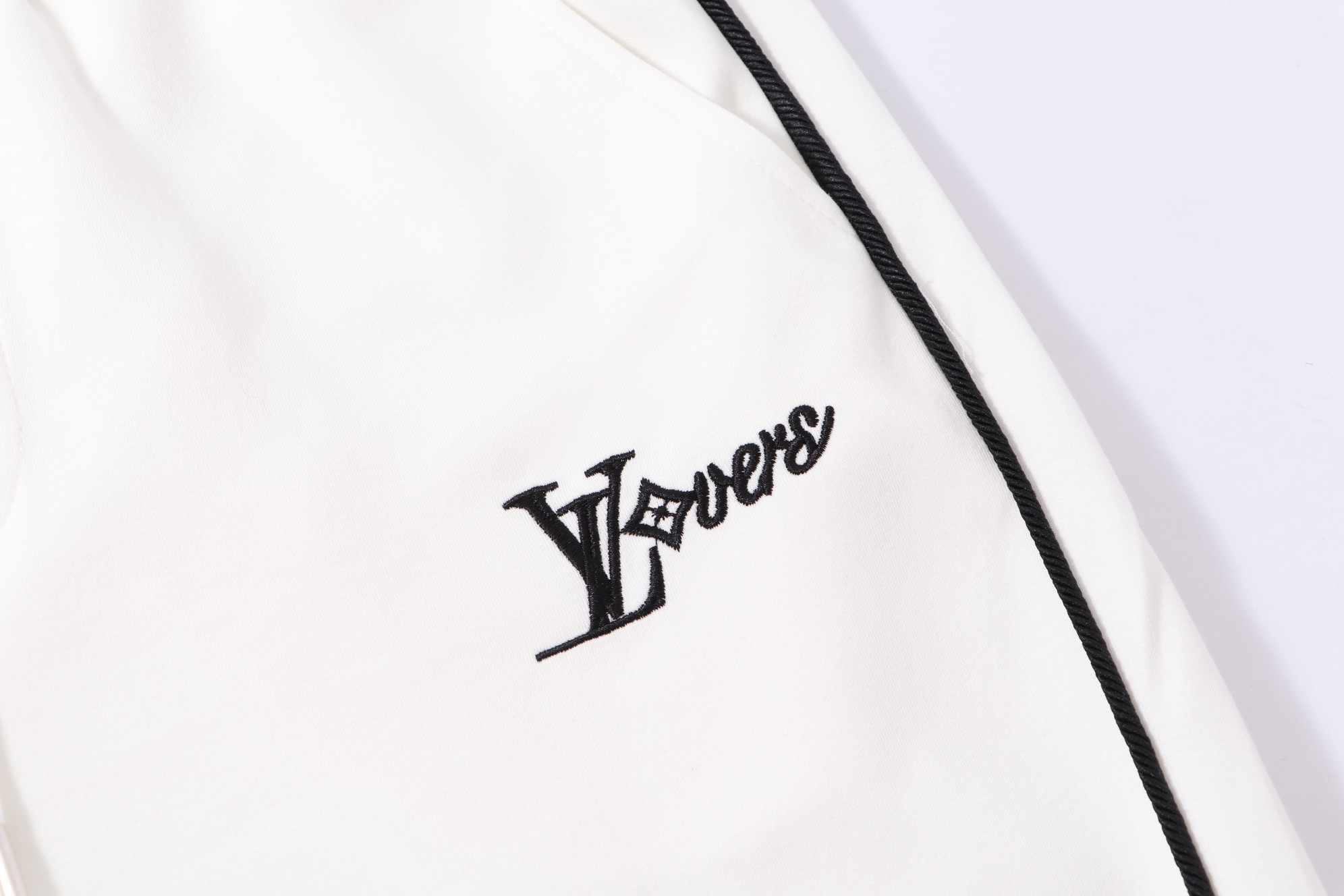 Louis Vuitton 2025 Fall/Winter White Casual Pants with Embroidered Logo 5 a1754078047880 0214