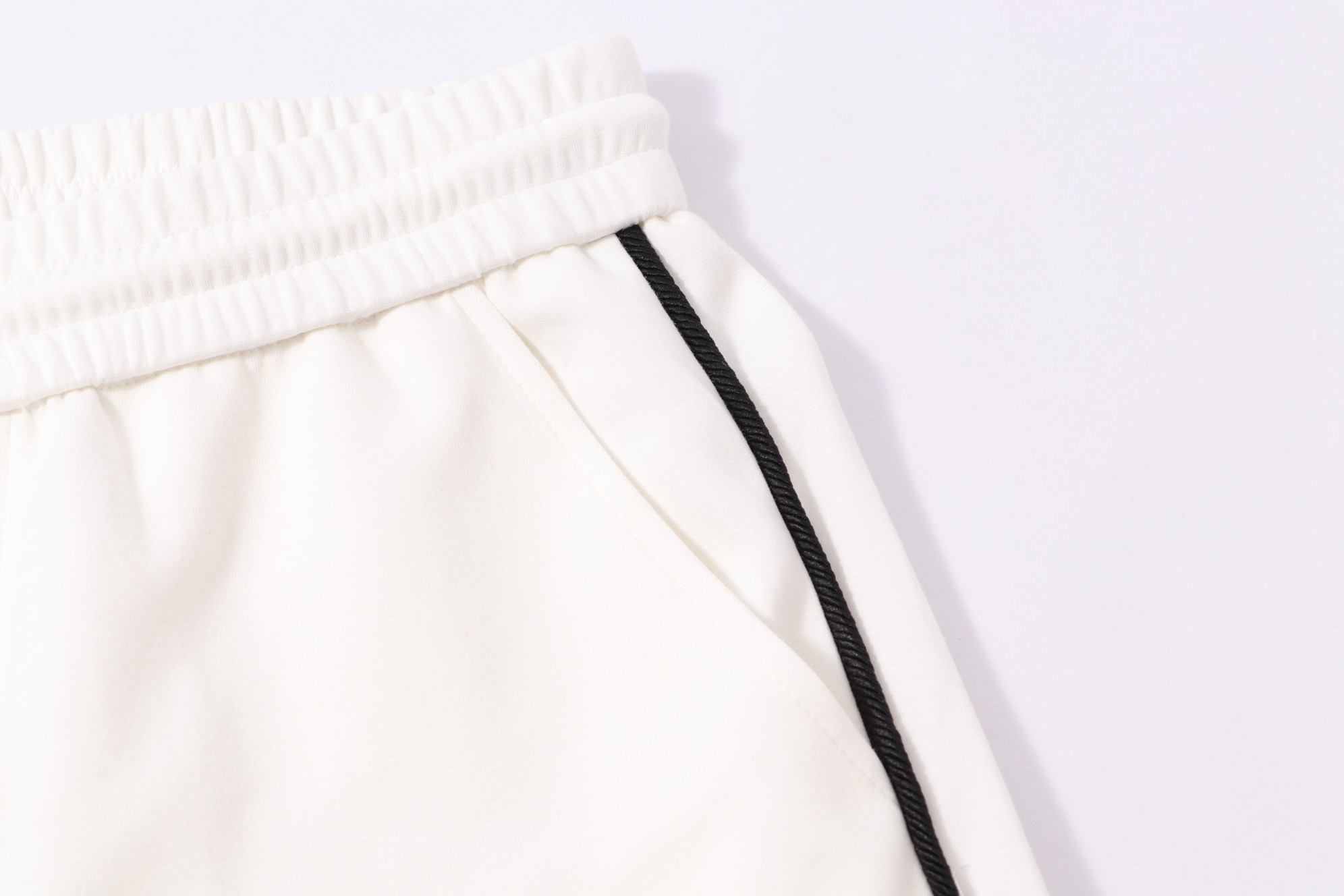 Louis Vuitton 2025 Fall/Winter White Casual Pants with Embroidered Logo 6 a1754078049295 3761