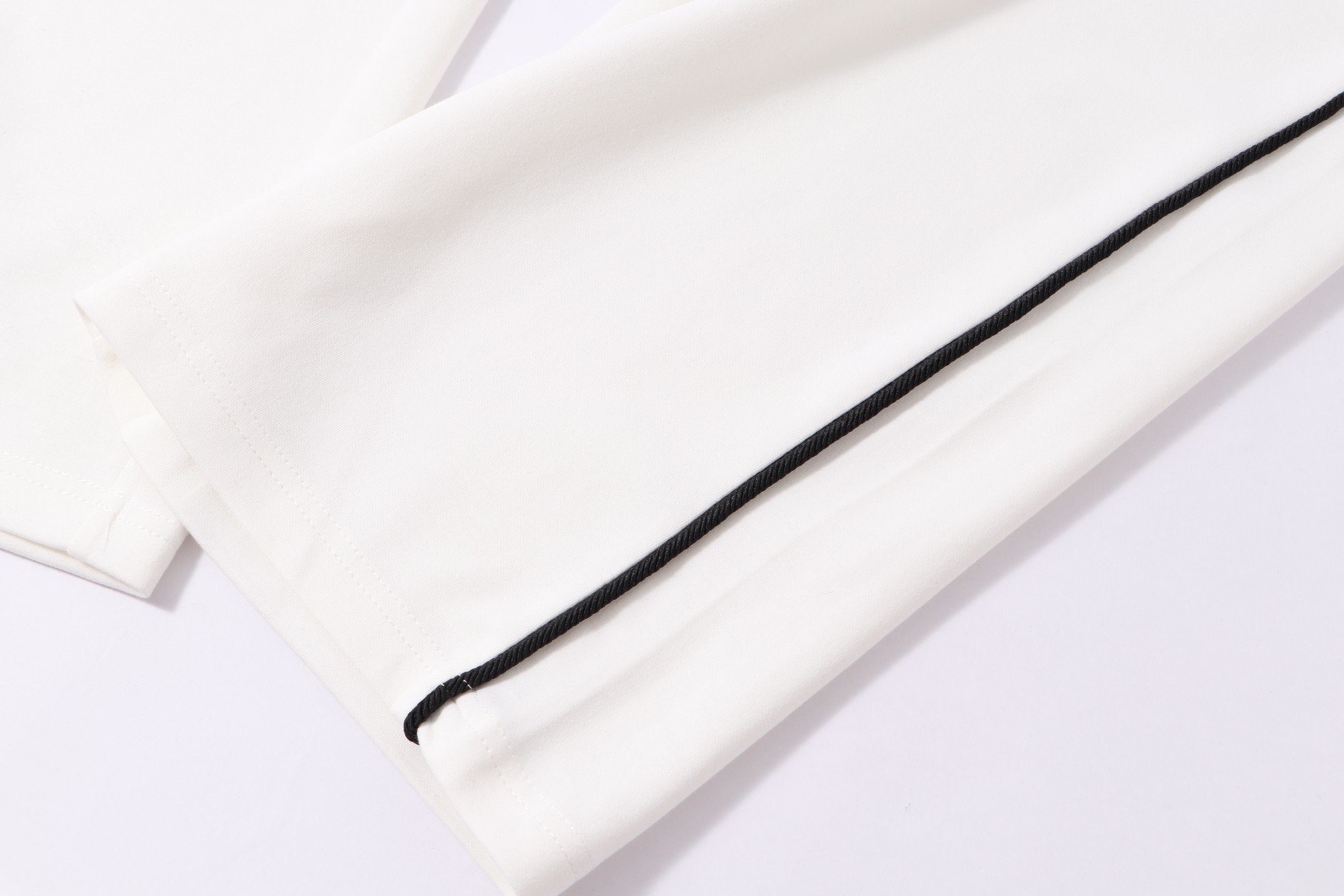 Louis Vuitton 2025 Fall/Winter White Casual Pants with Embroidered Logo 8 a1754078049308 7407