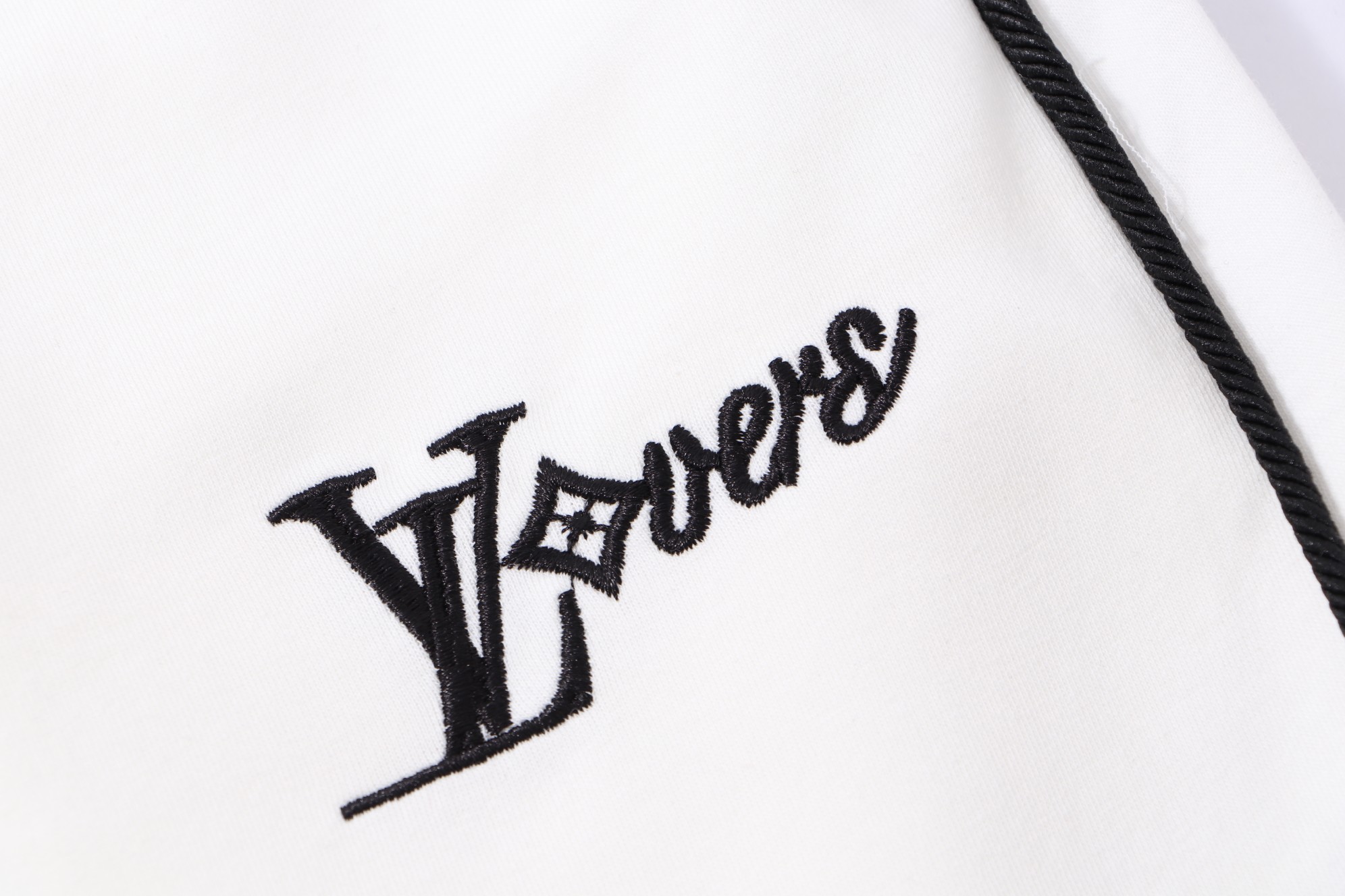 Louis Vuitton 2025 Fall/Winter White Casual Pants with Embroidered Logo 7 a1754078049310 4258