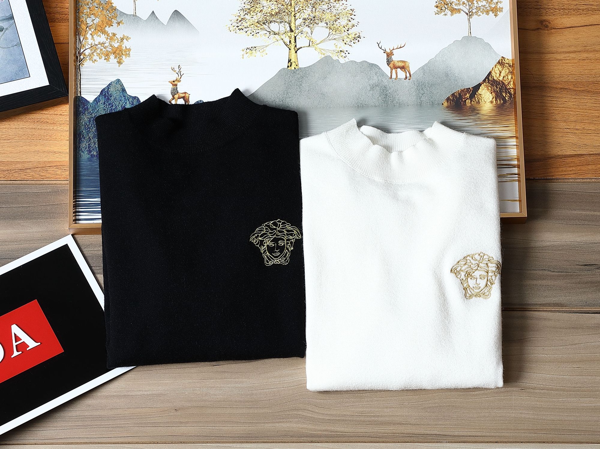 NO:600925,Can wear 200 pounds. Versace official website 2025 autumn and winter latest round-neck thickened sweater, popular models are on sale at the same time at the counter!  Specially made of wool blended fabric. It feels comfortable. It can be directly in contact with the skin. The logo badge is exquisite and extremely eye-catching!  The details highlight the fashionable charm of big brands. Exquisite workmanship. Three-dimensional cutting style. The wearing effect is invincible and handsome!  All three standards are complete!  Size M-3XL,,versace,versace,sweaters,alexander wang19860909可穿200斤 范思哲Versace 2025官网秋冬季最新款圆领加厚毛衣,专柜同步在售爆款！特供羊毛混纺面料.手感舒适.可直接接触皮肤,logo徽章精致标志,极为抢眼！细节凸显大牌时尚魅力.精致做工.立体裁剪风格.穿着效果无敌帅气！三标齐全！码数M-3XL,,versace,versace,sweaters,alexander wang,Men's clothing