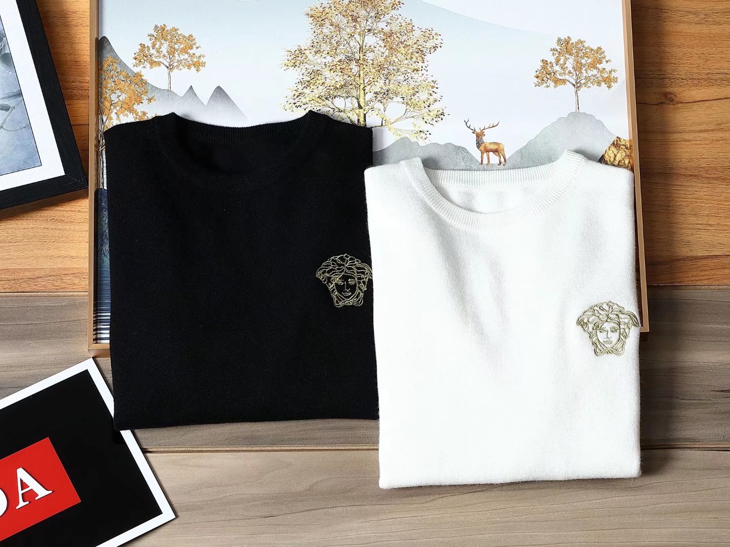 NO:597539,Can wear 200 pounds. Versace official website 2025 autumn and winter latest round-neck thickened sweater, popular models are on sale at the same time at the counter!  Specially made of wool blended fabric. It feels comfortable. It can be directly in contact with the skin. The logo badge is exquisite and extremely eye-catching!  The details highlight the fashionable charm of big brands. Exquisite workmanship. Three-dimensional cutting style. The wearing effect is invincible and handsome!  All three standards are complete!  Size M-3XL,,versace,versace,sweaters,alexander wang19860909可穿200斤 范思哲Versace 2025官网秋冬季最新款圆领加厚毛衣,专柜同步在售爆款！特供羊毛混纺面料.手感舒适.可直接接触皮肤,logo徽章精致标志,极为抢眼！细节凸显大牌时尚魅力.精致做工.立体裁剪风格.穿着效果无敌帅气！三标齐全！码数M-3XL,,versace,versace,sweaters,alexander wang,Men's clothing