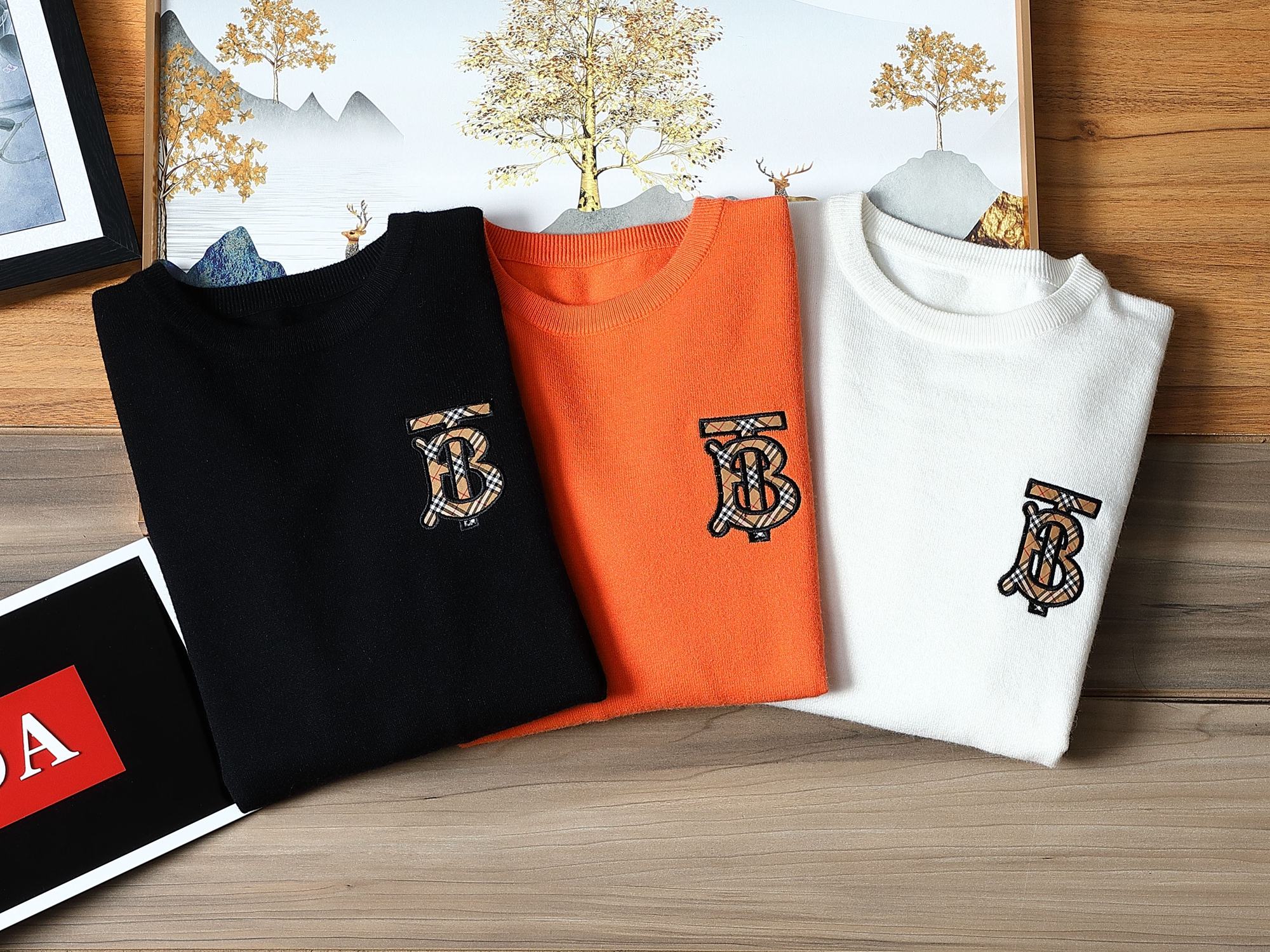 NO:597527,Can wear up to 200 pounds. Burberry’s latest 2025 official website round neck thickened sweater for autumn and winter, popular items on sale simultaneously at counters!  Specially made of wool blended fabric. It feels comfortable. It can be directly in contact with the skin. The logo badge is exquisite and extremely eye-catching!  The details highlight the fashionable charm of big brands. Exquisite workmanship. Three-dimensional cutting style. The wearing effect is invincible and handsome!  All three standards are complete!  Size M-3XL,,burberry,burberry,sweaters,alexander wang19860909可穿200斤 巴宝莉Burberry 2025官网秋冬季最新款圆领加厚毛衣,专柜同步在售爆款！特供羊毛混纺面料.手感舒适.可直接接触皮肤,logo徽章精致标志,极为抢眼！细节凸显大牌时尚魅力.精致做工.立体裁剪风格.穿着效果无敌帅气！三标齐全！码数M-3XL,,burberry,burberry,sweaters,alexander wang,Men's clothing