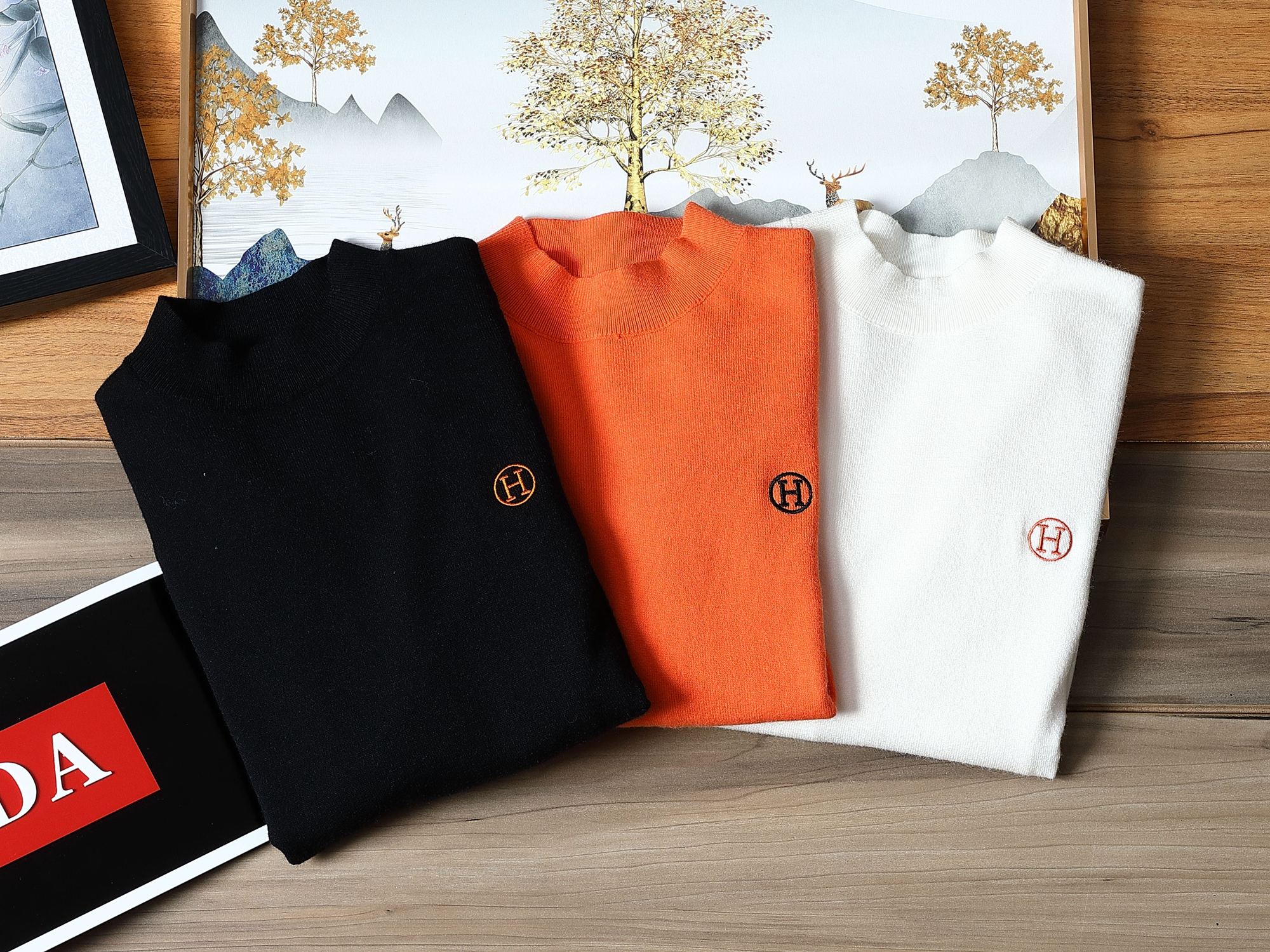 NO:600918,Can wear 200 pounds. Hermes official website 2025 autumn and winter latest round neck thickened sweater, hot sale counters simultaneously!  Specially made of wool blended fabric. It feels comfortable. It can be directly in contact with the skin. The logo badge is exquisite and extremely eye-catching!  The details highlight the fashionable charm of big brands. Exquisite workmanship. Three-dimensional cutting style. The wearing effect is invincible and handsome!  All three standards are complete!  Size M-3XL,,hermes,hermes,sweaters,alexander wang19860909可穿200斤 爱马仕Hermes 2025官网秋冬季最新款圆领加厚毛衣,专柜同步在售爆款！特供羊毛混纺面料.手感舒适.可直接接触皮肤,logo徽章精致标志,极为抢眼！细节凸显大牌时尚魅力.精致做工.立体裁剪风格.穿着效果无敌帅气！三标齐全！码数M-3XL,,hermes,hermes,sweaters,alexander wang,Men's clothing