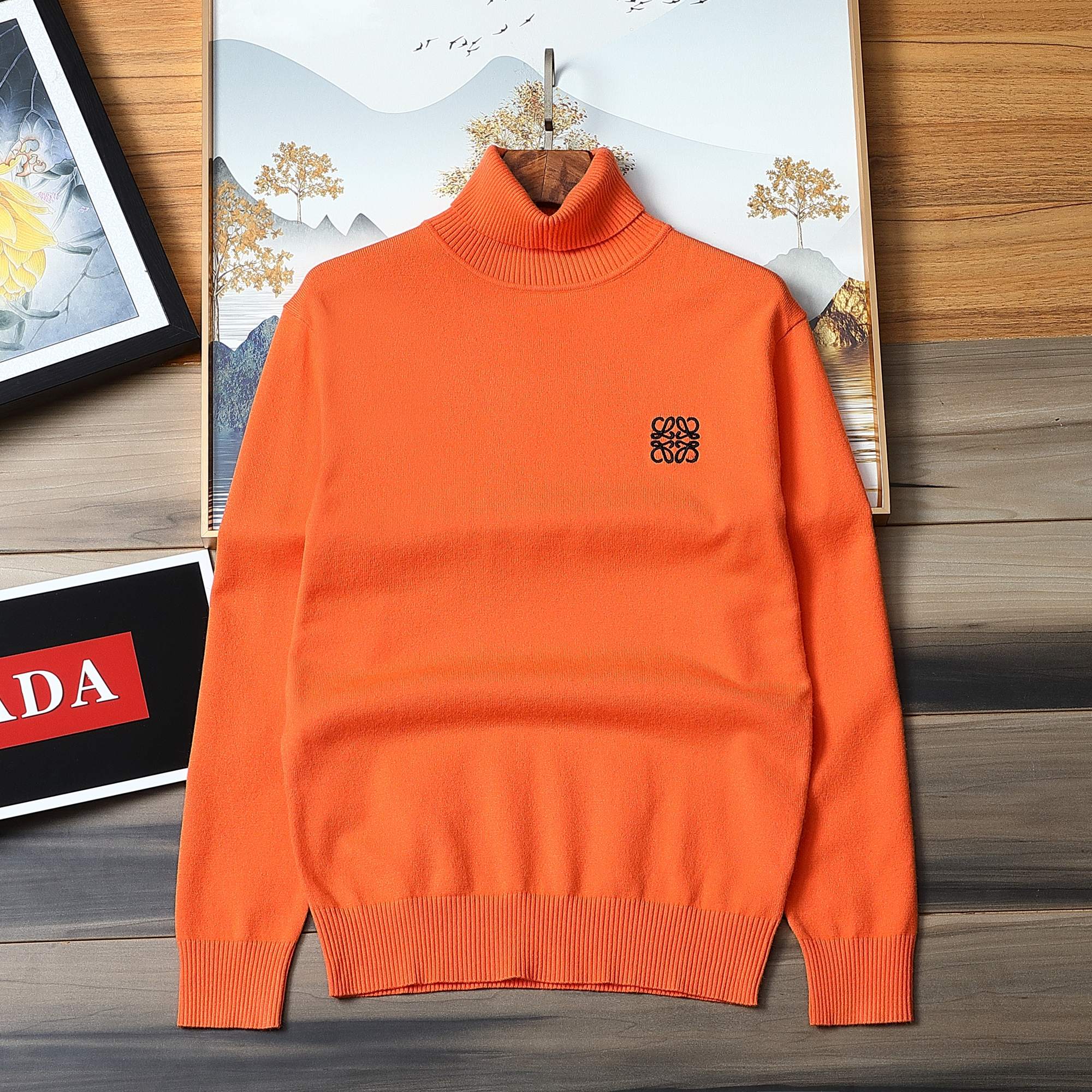 NO:600931,Can wear 200 pounds Loewe official website 2025 autumn and winter latest thickened turtleneck sweater, the best selling counters simultaneously!  Specially made of wool blended fabric. It feels comfortable. It can be directly in contact with the skin. The logo badge is exquisite and extremely eye-catching!  The details highlight the fashionable charm of big brands. Exquisite workmanship. Three-dimensional cutting style. The wearing effect is invincible and handsome!  All three standards are complete!  Size M-3XL,,loewe,loewe,sweaters,alexander wang19860909可穿200斤 罗意威Loewe 2025官网秋冬季最新款加厚高领毛衣,专柜同步在售爆款！特供羊毛混纺面料.手感舒适.可直接接触皮肤,logo徽章精致标志,极为抢眼！细节凸显大牌时尚魅力.精致做工.立体裁剪风格.穿着效果无敌帅气！三标齐全！码数M-3XL,,loewe,loewe,sweaters,alexander wang,Men's clothing