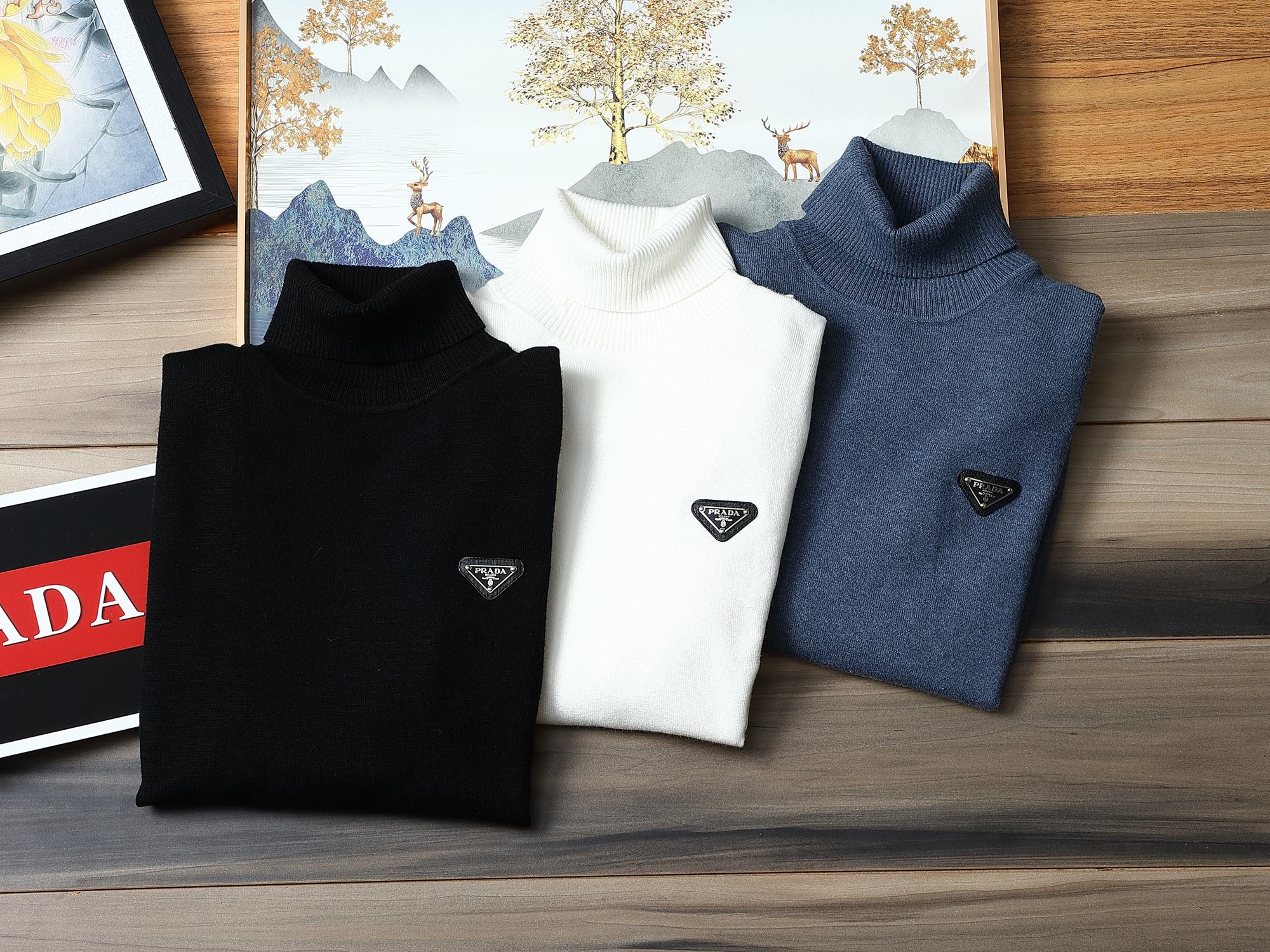 NO:600928,Can wear 200 pounds. Prada official website 2025 autumn and winter latest thickened turtleneck sweater, popular items are on sale at the same time at the counter!  Specially made of wool blended fabric. It feels comfortable. It can be directly in contact with the skin. The logo badge is exquisite and extremely eye-catching!  The details highlight the fashionable charm of big brands. Exquisite workmanship. Three-dimensional cutting style. The wearing effect is invincible and handsome!  All three standards are complete!  Size M-3XL,,prada,prada,sweaters,alexander wang19860909可穿200斤 普拉达Prada 2025官网秋冬季最新款加厚高领毛衣,专柜同步在售爆款！特供羊毛混纺面料.手感舒适.可直接接触皮肤,logo徽章精致标志,极为抢眼！细节凸显大牌时尚魅力.精致做工.立体裁剪风格.穿着效果无敌帅气！三标齐全！码数M-3XL,,prada,prada,sweaters,alexander wang,Men's clothing