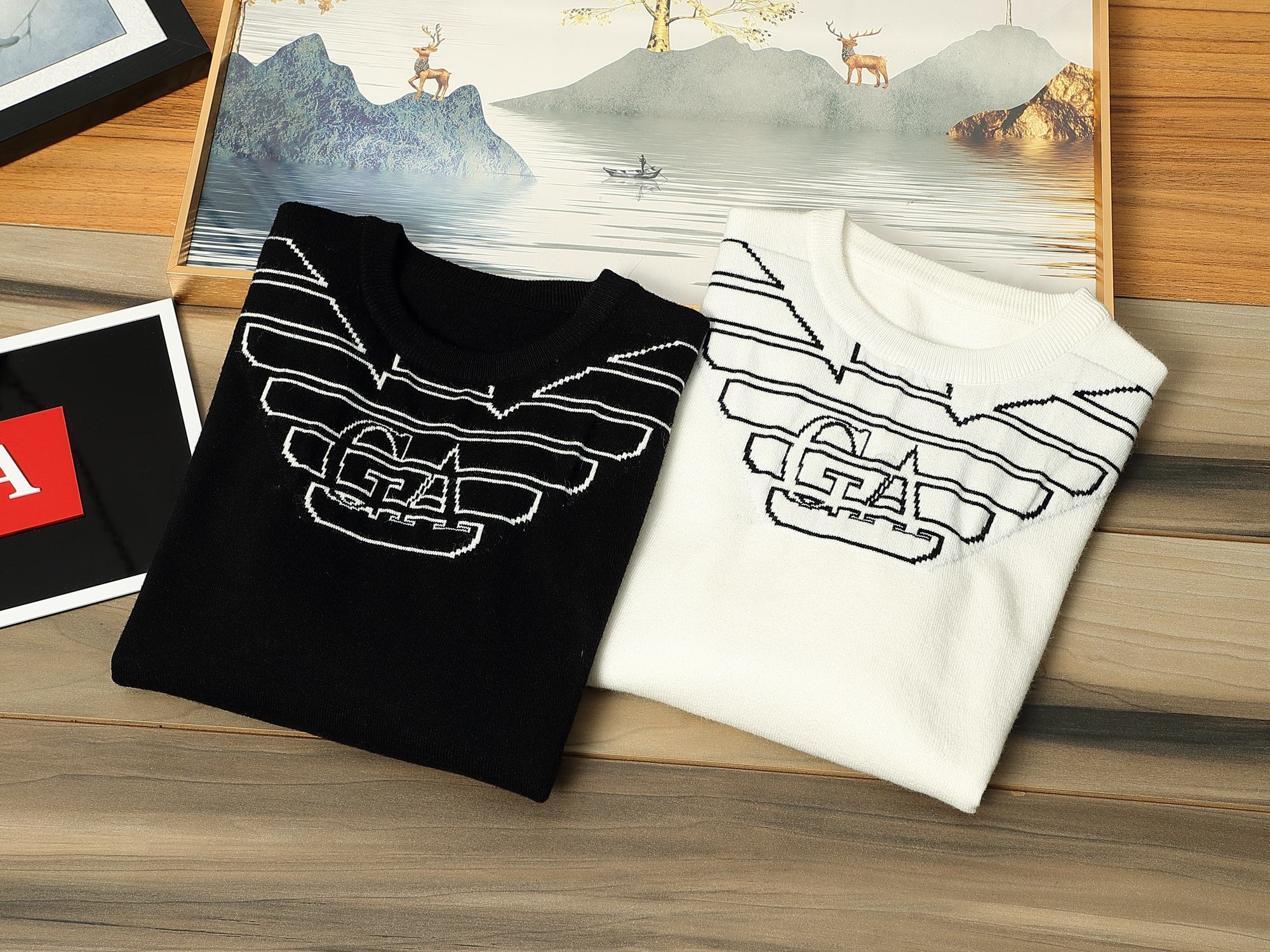 NO:597535,Can wear 200 pounds Armani Armani official website 2025 autumn and winter latest round-neck thickened sweater, hot sale counters simultaneously!  Specially made of wool blended fabric. It feels comfortable. It can be directly in contact with the skin. The logo badge is exquisite and extremely eye-catching!  The details highlight the fashionable charm of big brands. Exquisite workmanship. Three-dimensional cutting style. The wearing effect is invincible and handsome!  All three standards are complete!  Size M-3XL,,armani,armani,sweaters,alexander wang19860909可穿200斤 阿玛尼Armani 2025官网秋冬季最新款圆领加厚毛衣,专柜同步在售爆款！特供羊毛混纺面料.手感舒适.可直接接触皮肤,logo徽章精致标志,极为抢眼！细节凸显大牌时尚魅力.精致做工.立体裁剪风格.穿着效果无敌帅气！三标齐全！码数M-3XL,,armani,armani,sweaters,alexander wang,Men's clothing