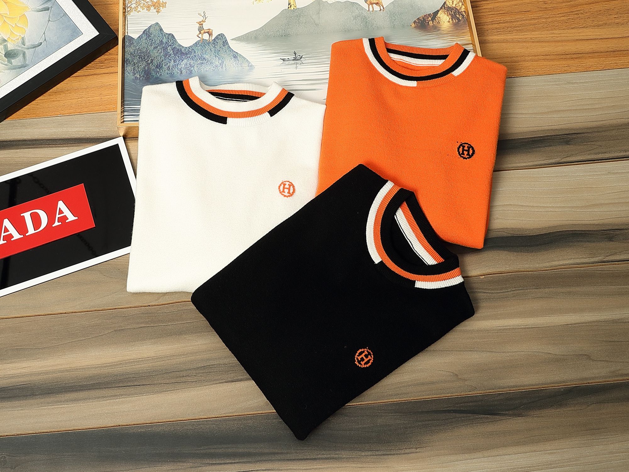 NO:597537,Can wear 200 pounds. Hermes official website 2025 autumn and winter latest round-neck thickened sweater, popular models are on sale at the same time at the counter!  Specially made of wool blended fabric. It feels comfortable. It can be directly in contact with the skin. The logo badge is exquisite and extremely eye-catching!  The details highlight the fashionable charm of big brands. Exquisite workmanship. Three-dimensional cutting style. The wearing effect is invincible and handsome!  All three standards are complete!  Size M-3XL,,hermes,hermes,sweaters,alexander wang19860909可穿200斤 爱马仕Hermes 2025官网秋冬季最新款圆领加厚毛衣,专柜同步在售爆款！特供羊毛混纺面料.手感舒适.可直接接触皮肤,logo徽章精致标志,极为抢眼！细节凸显大牌时尚魅力.精致做工.立体裁剪风格.穿着效果无敌帅气！三标齐全！码数M-3XL,,hermes,hermes,sweaters,alexander wang,Men's clothing