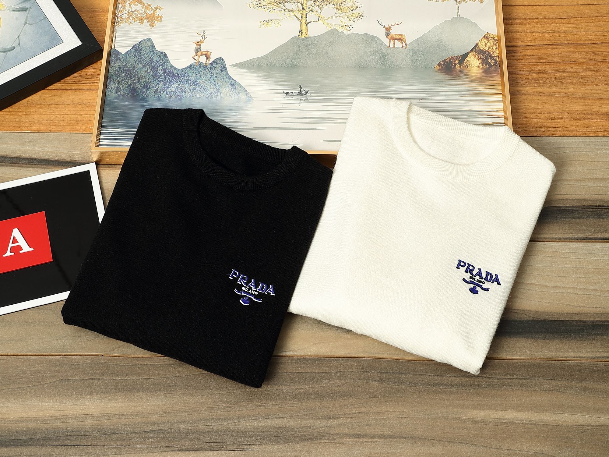 NO:597525,Can wear 200 pounds. Prada official website 2025 autumn and winter latest round neck thickened sweater, popular items are on sale at the same time at the counter!  Specially made of wool blended fabric. It feels comfortable. It can be directly in contact with the skin. The logo badge is exquisite and extremely eye-catching!  The details highlight the fashionable charm of big brands. Exquisite workmanship. Three-dimensional cutting style. The wearing effect is invincible and handsome!  All three standards are complete!  Size M-3XL,,prada,prada,sweaters,alexander wang19860909可穿200斤 普拉达Prada 2025官网秋冬季最新款圆领加厚毛衣,专柜同步在售爆款！特供羊毛混纺面料.手感舒适.可直接接触皮肤,logo徽章精致标志,极为抢眼！细节凸显大牌时尚魅力.精致做工.立体裁剪风格.穿着效果无敌帅气！三标齐全！码数M-3XL,,prada,prada,sweaters,alexander wang,Men's clothing