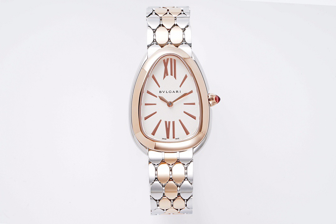 NO:727399,Bvlgari Serenti Seduttori Gilt Snake Shadow Watch [Case] Watch size 33 mm, thickness 6.85 1 Stainless steel crown, decorated with 1 convex cabochon-cut pink tourmaline 2 Silver opal dial, simple and elegant 3 Inlaid with brilliant-cut Swarovski crystal diamonds, radiant  4. The newly designed hexagonal snake-scale stainless steel bracelet is flexible and flexible. The entire strap is composed of 223 steel parts. Each piece is independently polished and processed. The process is extremely complex and equipped with a folding clasp. 5. Equipped with Bvlgari’s authentic self-made high-precision quartz movement. 6. The waterproof depth reaches 30 meters. Produced by BV, positioned as authentic craftsmanship, reaching high standards for interchangeable accessories, and no pressure to enter and exit the counter.,,bottega veneta,bvlgari19860909宝格丽SerentiSeduttori鎏金蛇影腕表【表壳】腕表尺寸33毫米、厚度6.85 1精钢表冠,饰以1颗凸形蛋面切割粉红碧玺 2银色蛋白石表盘、简洁大气 3镶嵌明亮式切割施华洛士奇水晶钻、光芒四射 4全新设计的六边形蛇鳞状精钢表链、柔韧灵活、整条表带由223个钢件拼组而成、每一件都独立打磨加工、工艺极其复杂,搭配折叠式表扣 5配备宝格丽正品一致自制专用高精度石英机芯 6防水深度达到30米 BV出品、定位正品工艺、达到配件可互换的高标准、出入专柜无压力.,,bottega veneta,bvlgari,Watch