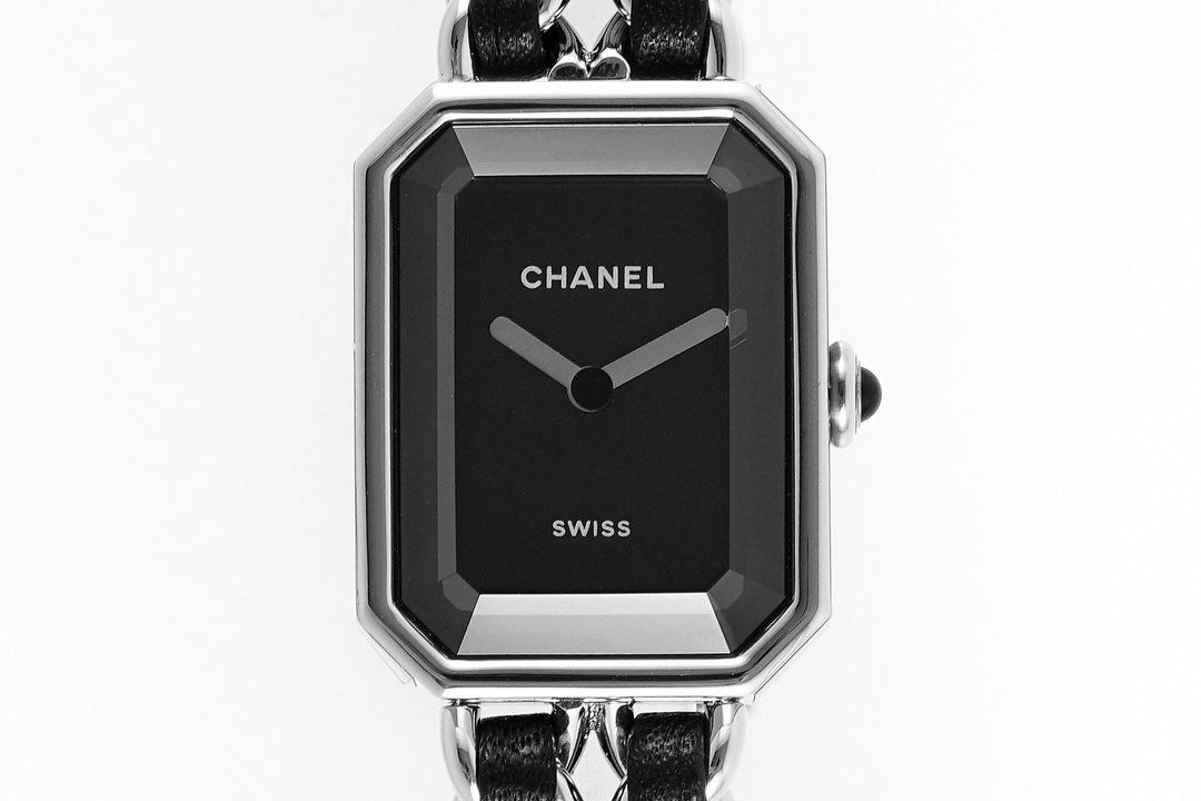 NO:392095,Chanel rememberere watch replica has been a brilliant star in Chanel watchmaking industry since 1987. 35 years after its debut, this style model once again presents its original appearance, showing its classic and timeless appeal. Stainless steel case Stainless steel crown inlaid cabochon onyx Precision strap interwoven black leather Size 26.1X20X7.65mm Strap size S/ M/ L/ X L four specifications, chanel19860909香奈儿remiere腕表复刻版隆重上市了自1987年便是香奈儿制表界中的一颗璀璨之星,在问世35年之后,这款风格典范再次以其最初的样貌呈现,展现其经典隽永的吸引力. 精钢表壳 精钢表冠镶嵌凸圆形缟玛瑙 精纲表带交织黑色皮革 尺寸26.1X20X7.65毫米 表带尺寸S/ M/ L/ X L四个规格长度,,chanel,Watch